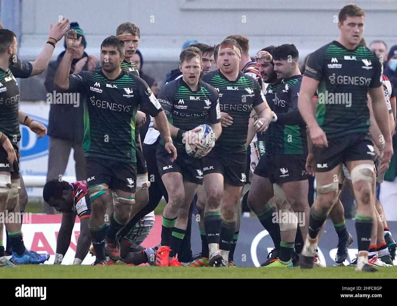 Kieran Marmion (Mitte) von Connacht, der beim Heineken Champions Cup den dritten Versuch seiner Mannschaft erzielt hat, hat ein Spiel auf dem Sportplatz in Galway, Irland, im Pool gepoolt. Bilddatum: Samstag, 15. Januar 2022. Stockfoto