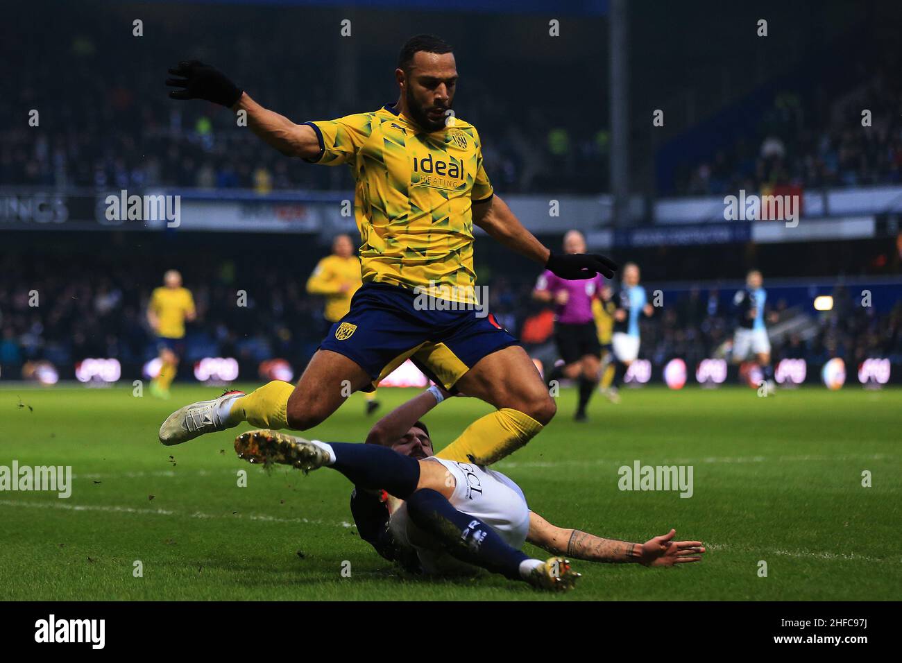 London, Großbritannien. 15th Januar 2022. Matt Phillips von West Bromwich Albion wird von Yoann Barbet von den Queens Park Rangers in Angriff genommen. Spiel der EFL Skybet Championship, Queens Park Rangers gegen West Bromwich Albion im Kiyan Prince Foundation Stadium, Loftus Road in London am Samstag, 15th. Januar 2022. Dieses Bild darf nur für redaktionelle Zwecke verwendet werden. Nur zur redaktionellen Verwendung, Lizenz für kommerzielle Nutzung erforderlich. Keine Verwendung bei Wetten, Spielen oder Veröffentlichungen in einem Club/einer Liga/einem Spieler. PIC von Steffan Bowen/Andrew Orchard Sports Photography/Alamy Live News Credit: Andrew Orchard Sports Photography/Alamy Live News Stockfoto