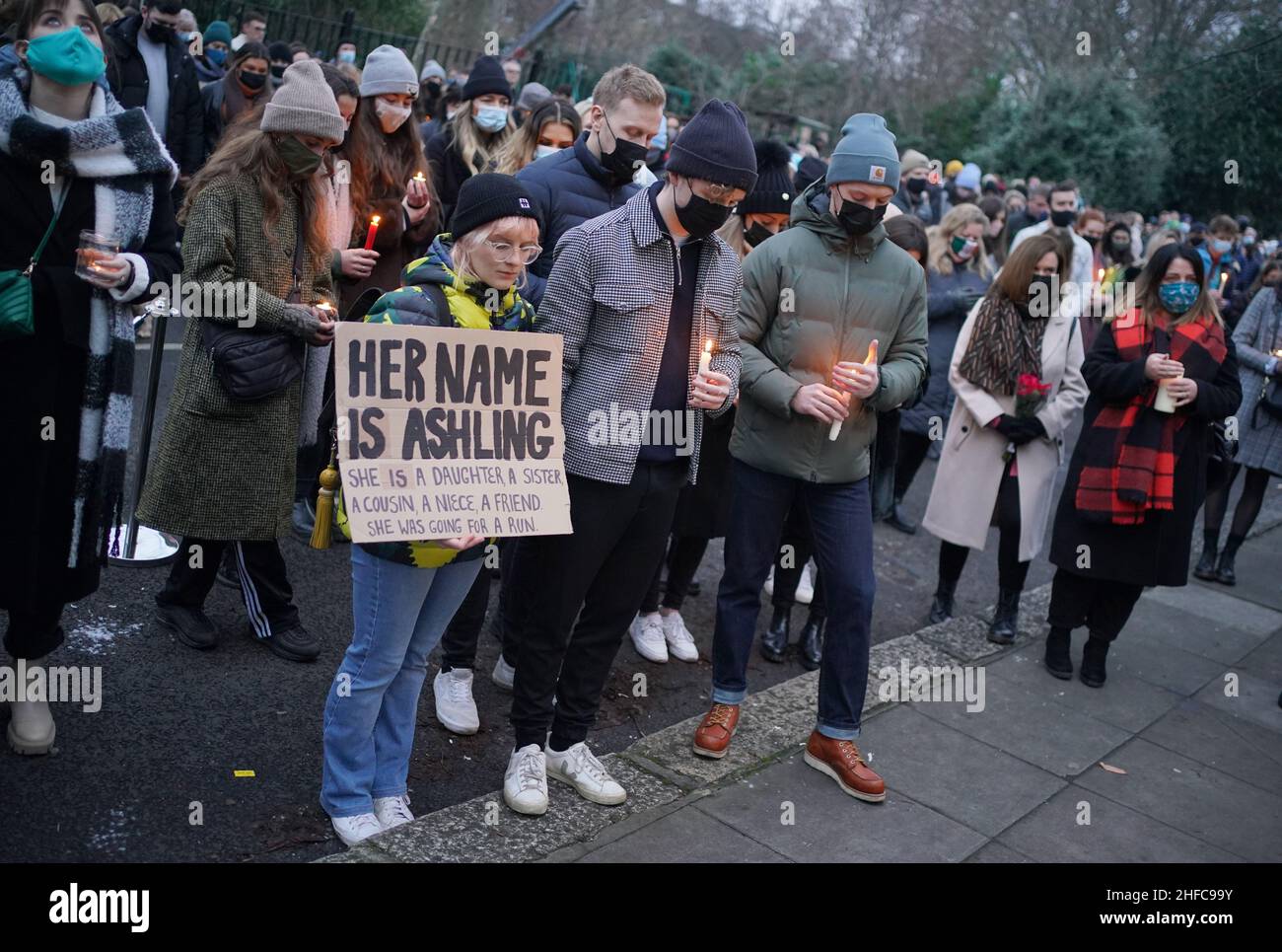 Vor dem London Irish Centre in Camden halten Menschen eine Mahnwache ab, um an die ermordete Grundschullehrerin der 23-jährigen Ashling Murphy zu erinnern, die am Mittwochnachmittag tot aufgefunden wurde, nachdem sie am Ufer des Grand Canal in Tullamore, Co Offaly in der Republik Irland, gelaufen war. Bilddatum: Samstag, 15. Januar 2022. Stockfoto