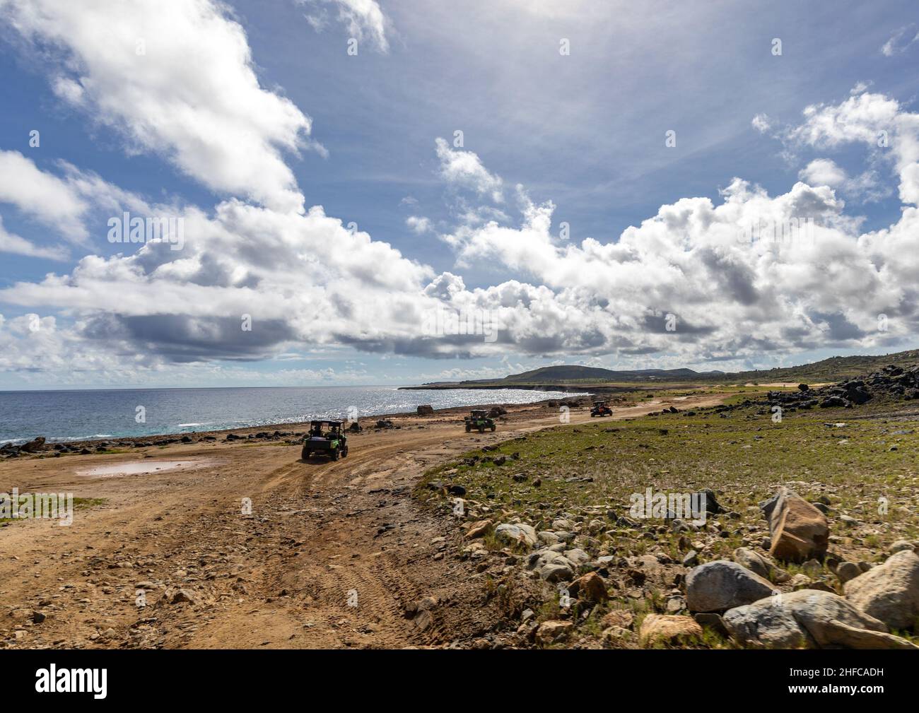 Jeeps fahren entlang der Küste von Aruba Stockfoto