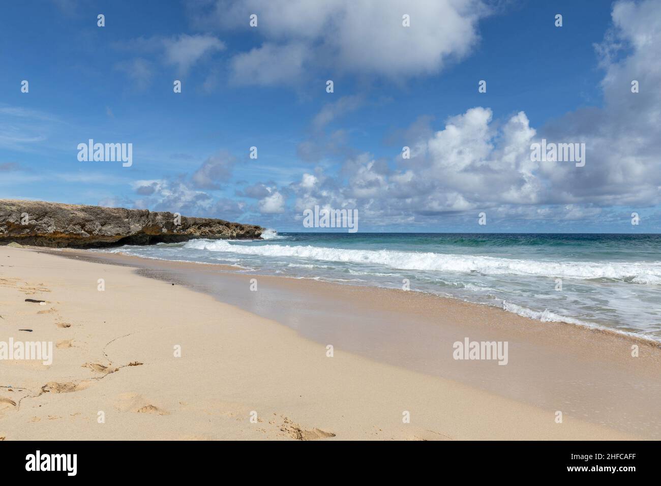 Wunderschöne, ruhige Strände entlang der Küste von Aruba Stockfoto