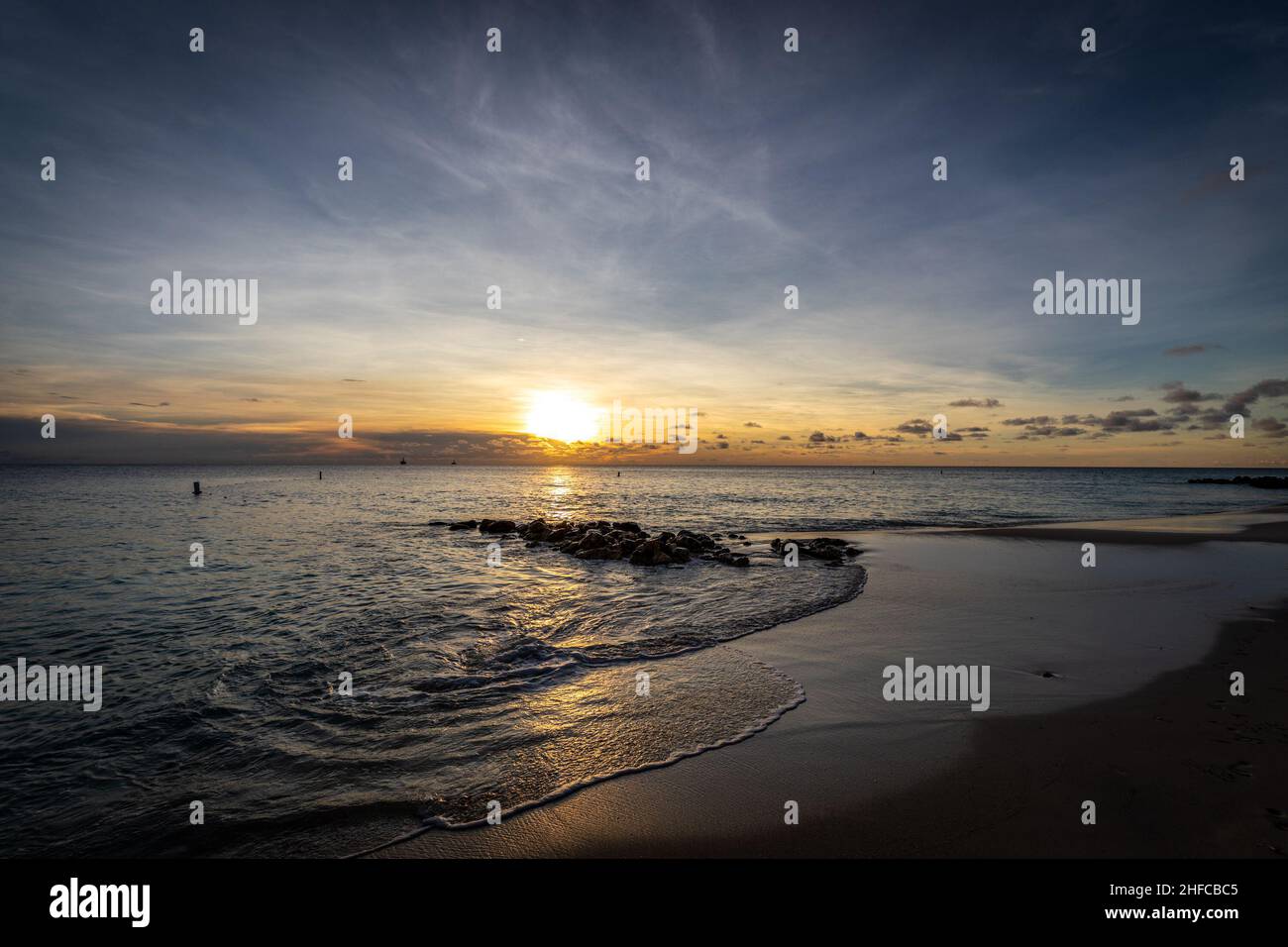 Sonnenuntergang über Eagle Beach auf Aruba Stockfoto