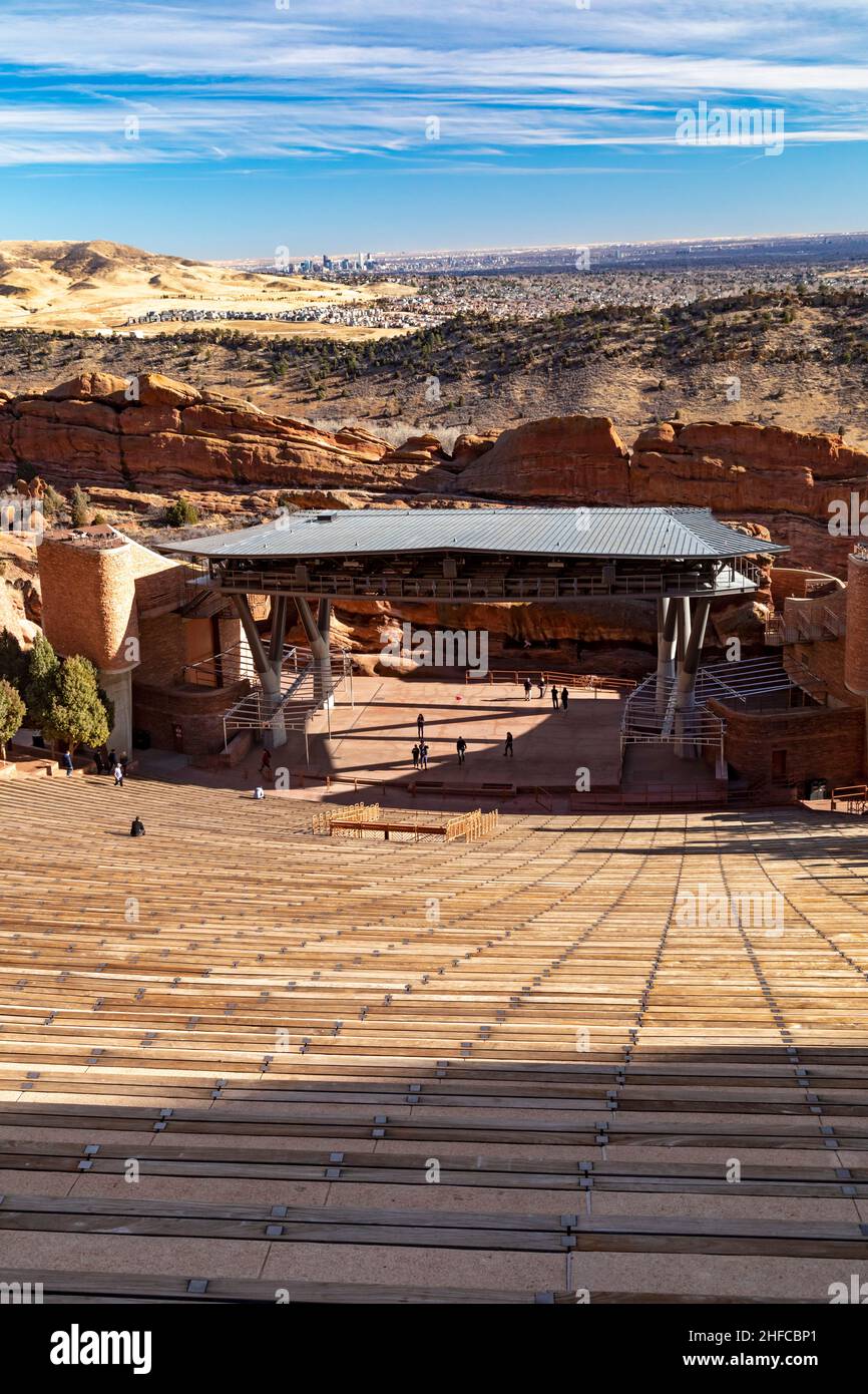 Morrison, Colorado - Red Rocks Ampitheater, ein beliebter Konzertort in den Ausläufern westlich von Denver. Die Innenstadt von Denver ist in der Ferne zu sehen. Stockfoto