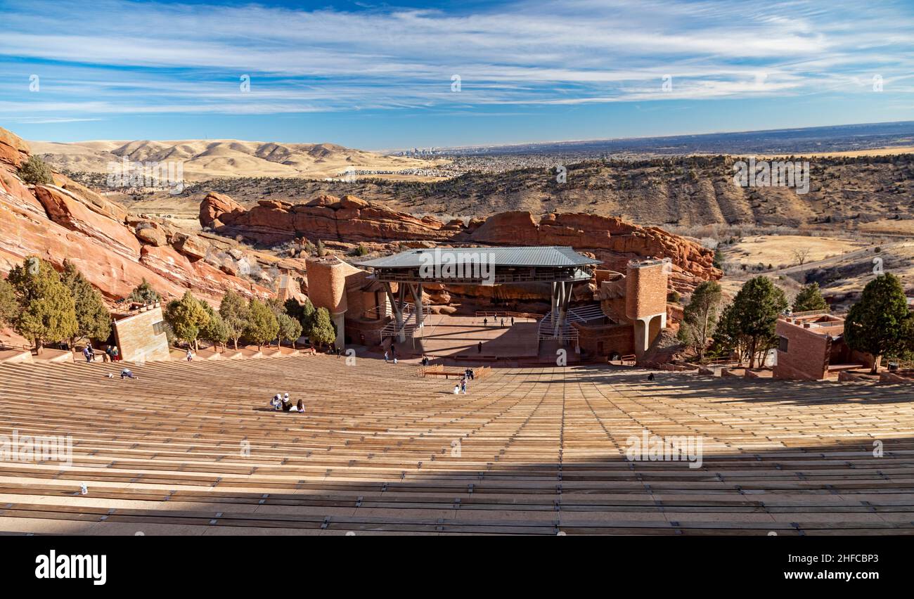 Morrison, Colorado - Red Rocks Ampitheater, ein beliebter Konzertort in den Ausläufern westlich von Denver. Die Innenstadt von Denver ist in der Ferne zu sehen. Stockfoto