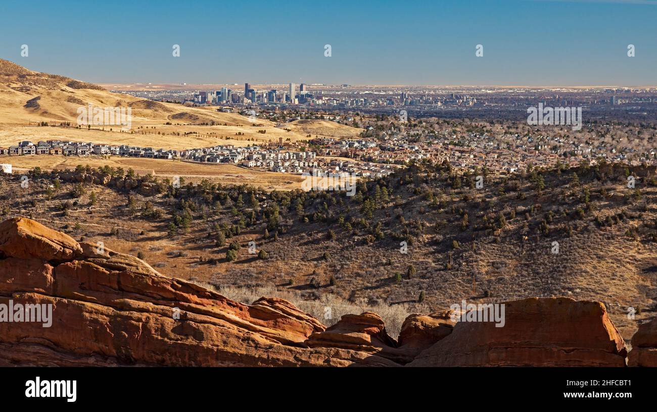 Morrison, Colorado - Downtown Denver, vom Red Rocks Ampitheater, einem beliebten Konzertsaal, 10 Meilen entfernt in den Rocky Mountain Foothills. Stockfoto