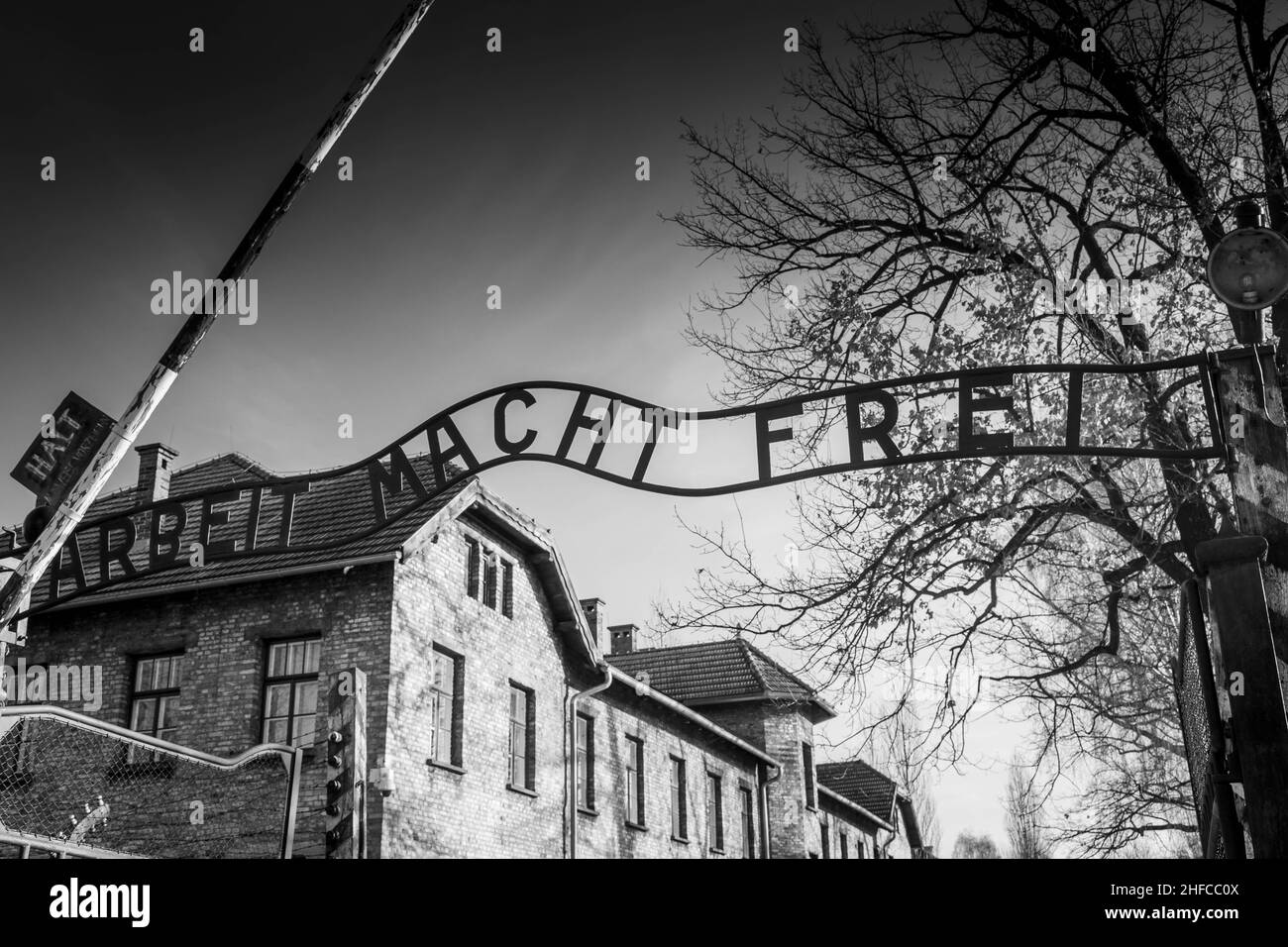 AUSCHWITZ-BIRKENAU. POLEN, 9. JANUAR 2022: Haupttor des Nazismus-Konzentrationslagers Auschwitz, was bedeutet: 'Arbeit macht dich frei' Stockfoto