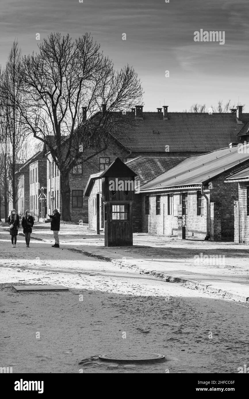 AUSCHWITZ-BIRKENAU. POLEN, 9. JANUAR 2022: Baracken und Draht des Nazismus-Konzentrationslagers Auschwitz Stockfoto