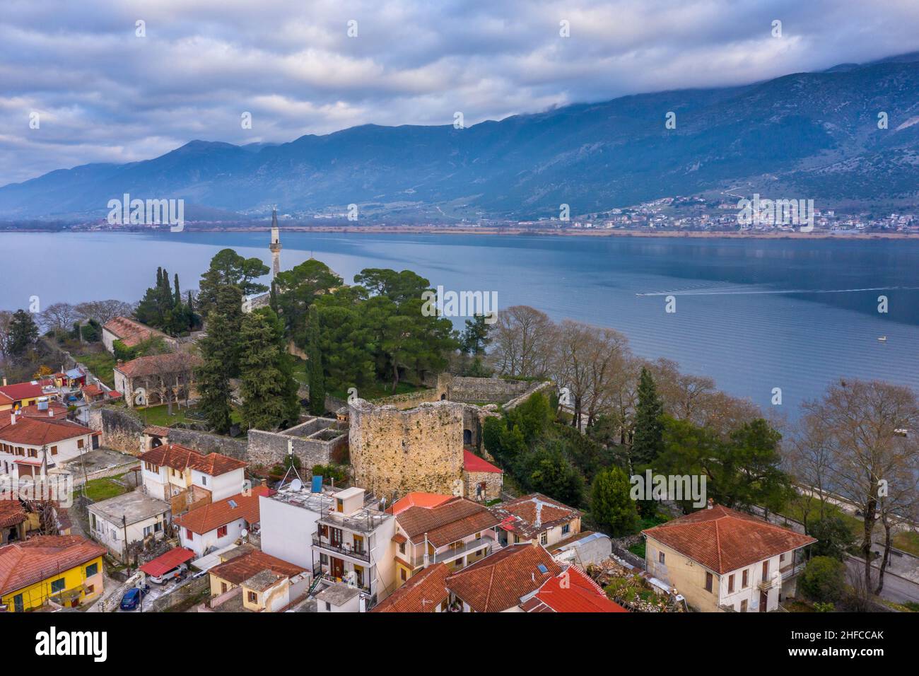 Luftaufnahme der Stadt Ioannina in Griechenland, Aslan Pasha Tzami, dem See mit der Insel Kyra Frosini oder nissaki. Stockfoto