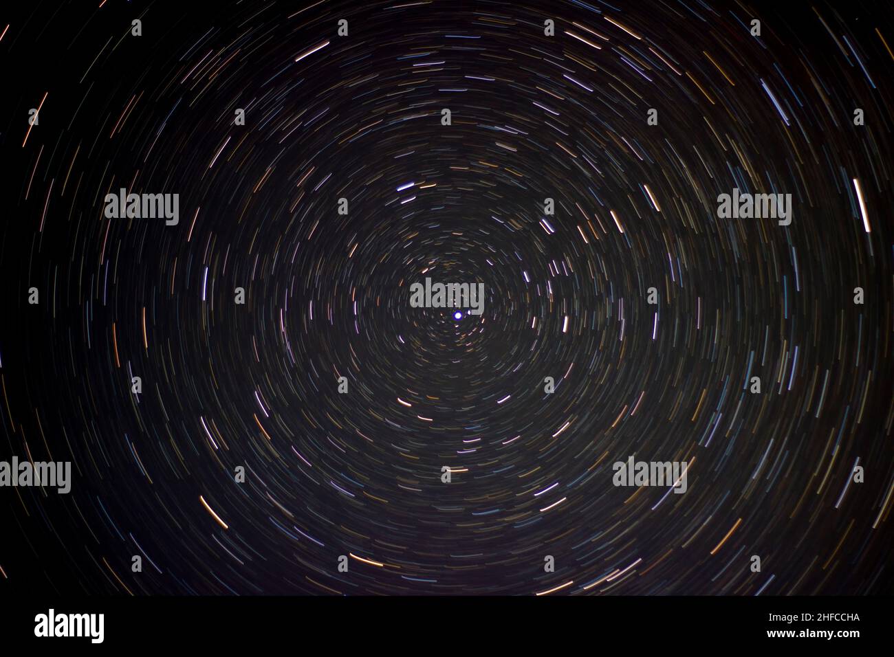 Das gesamte Zeitintervall der Sternspuren am Nachthimmel. Polarsternexposition Stockfoto