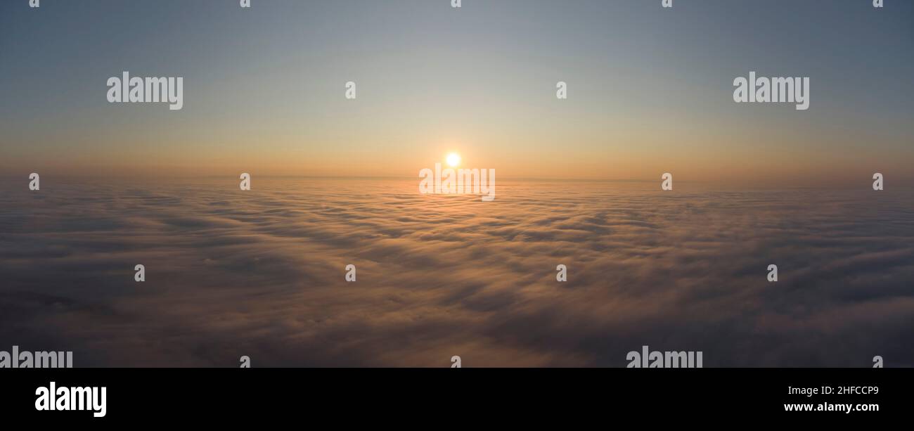 Panorama des Sonnenaufgangs. Rosafarbener Himmel. Stockfoto