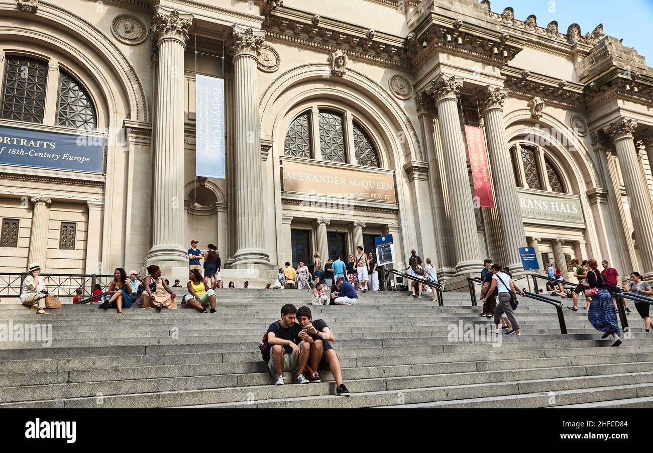 Treppen des Metropolitan Museum of Art. Am letzten Tag der Schließung der Ausstellung "Wild Beauty" von Alexander McQueen, eine große Anzahl von Menschen Stockfoto