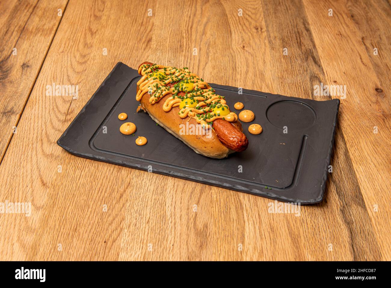 Der Hot Dog ist ein Futter in Form eines Sandwiches, das aus der Kombination einer Wurst vom Typ Frankfurt oder Wiener gekocht oder gebraten entsteht Stockfoto