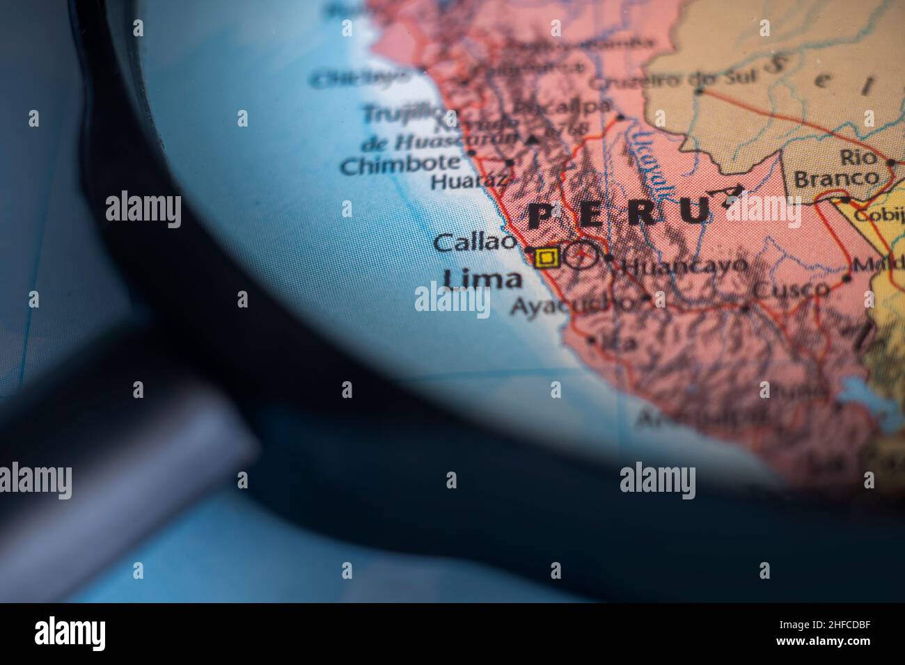 Peru auf einer Weltkarte durch Vergrößerungsglas. Peru Reise Ziel Planung fixiert Stockfoto