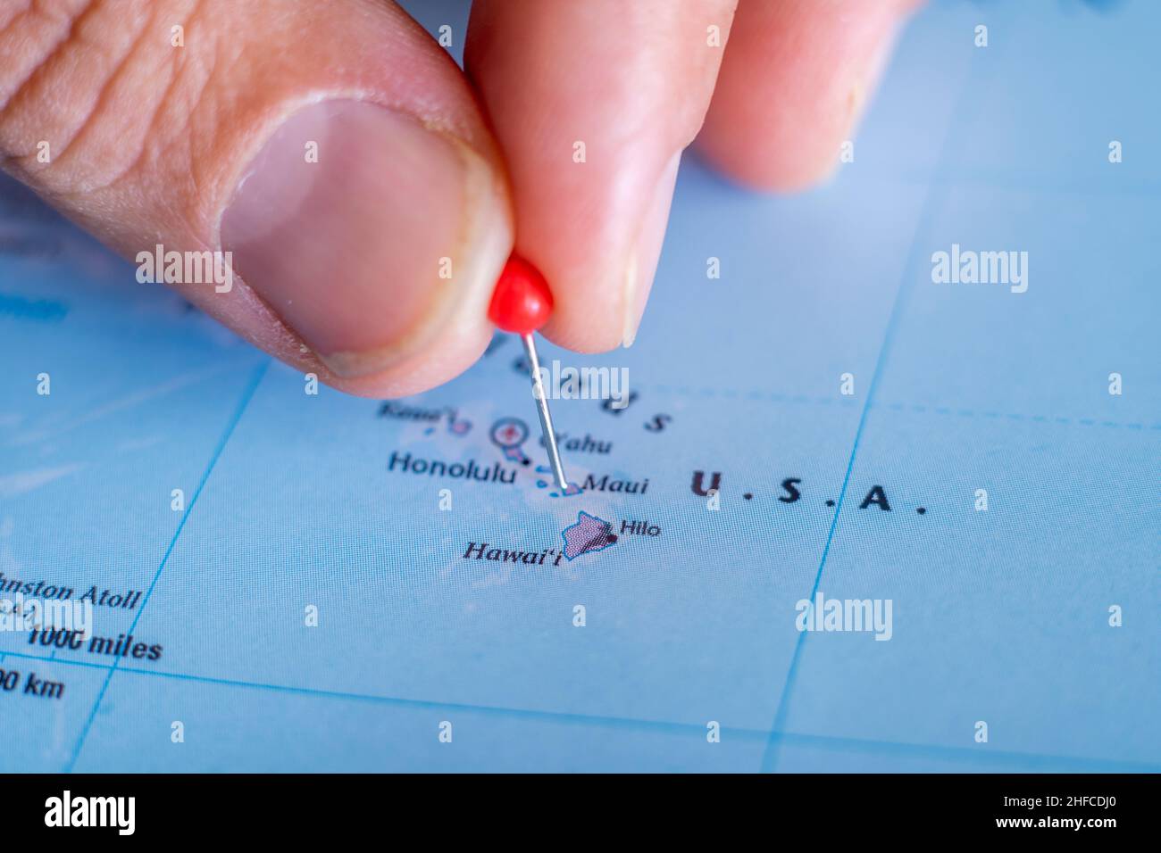 Hawaii Pin auf einer Weltkarte. Hawaiianische Reiseplanung fixiert Stockfoto
