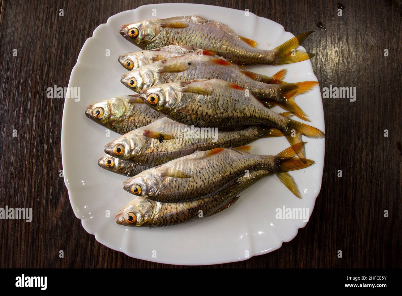 Geschälte Fische auf einem Teller. Stockfoto