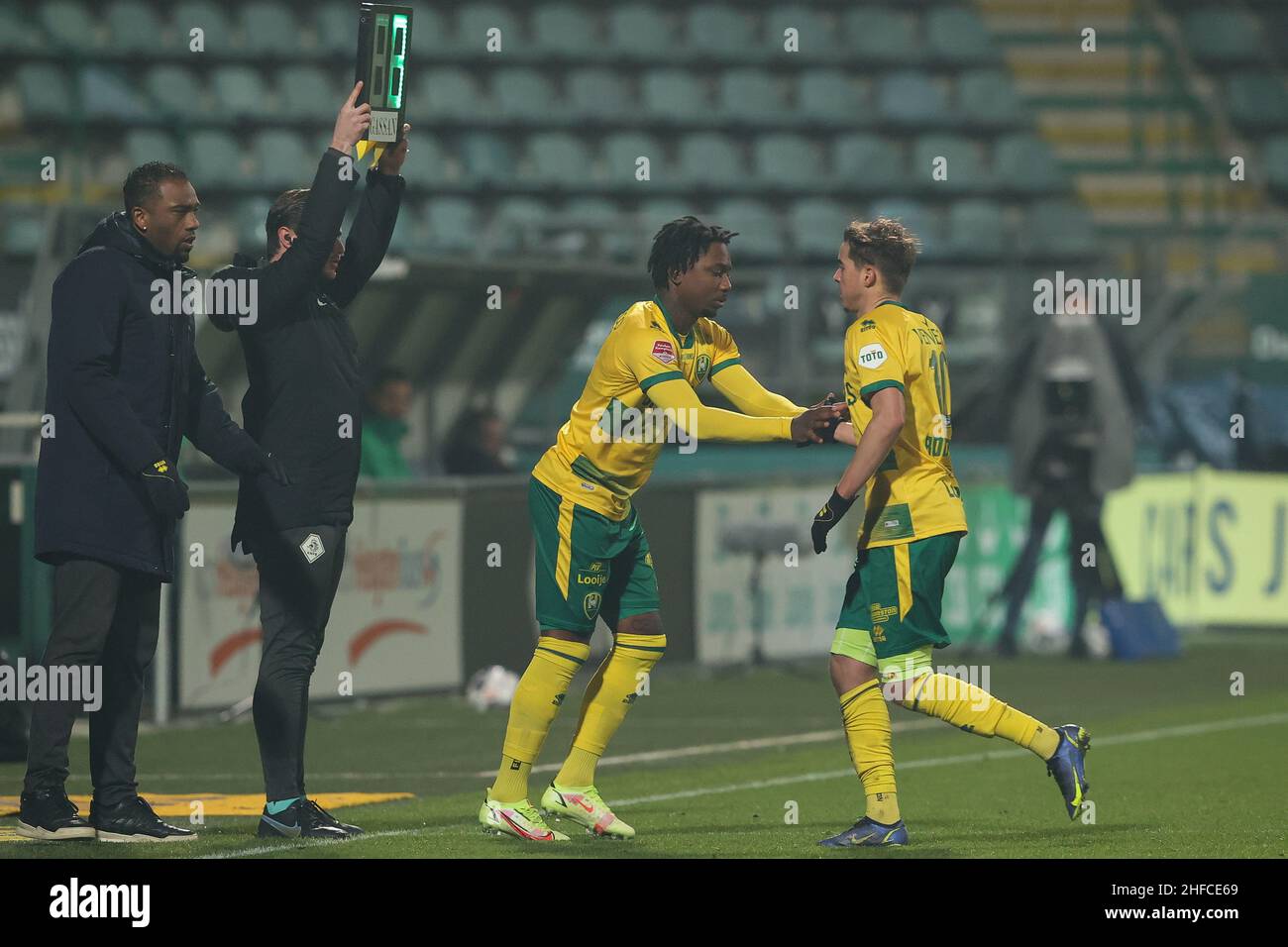 DEN HAAG, NIEDERLANDE - JANUAR 15: Assistenztrainer Giovanni Franken von ADO Den Haag, Vierter Beamter Haico Michielsenf, Eljero Elia von ADO Den Haag, Samy Bourard von ADO Den Haag während des niederländischen Keukenkampioendivisie-Spiels zwischen ADO Den Haag und TOP Oss im Jeans Cars Stadion am 15. Januar, 2022 in Den Haag, Niederlande (Foto: Hans van der Valk/Orange Picters) Stockfoto