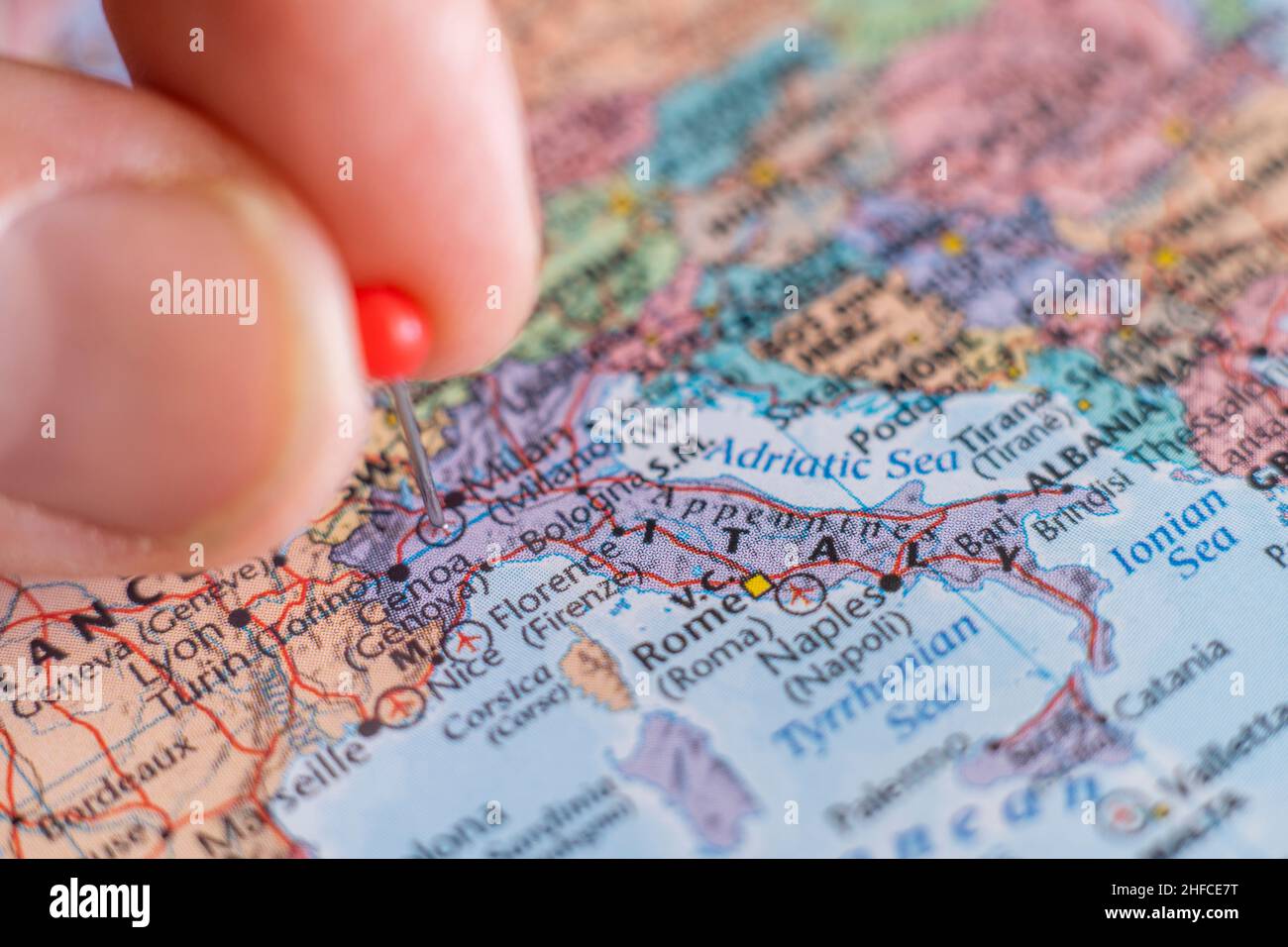 Italien Pin auf einer Weltkarte. Planung von Reisedestination für Italien festgeklemmt Stockfoto
