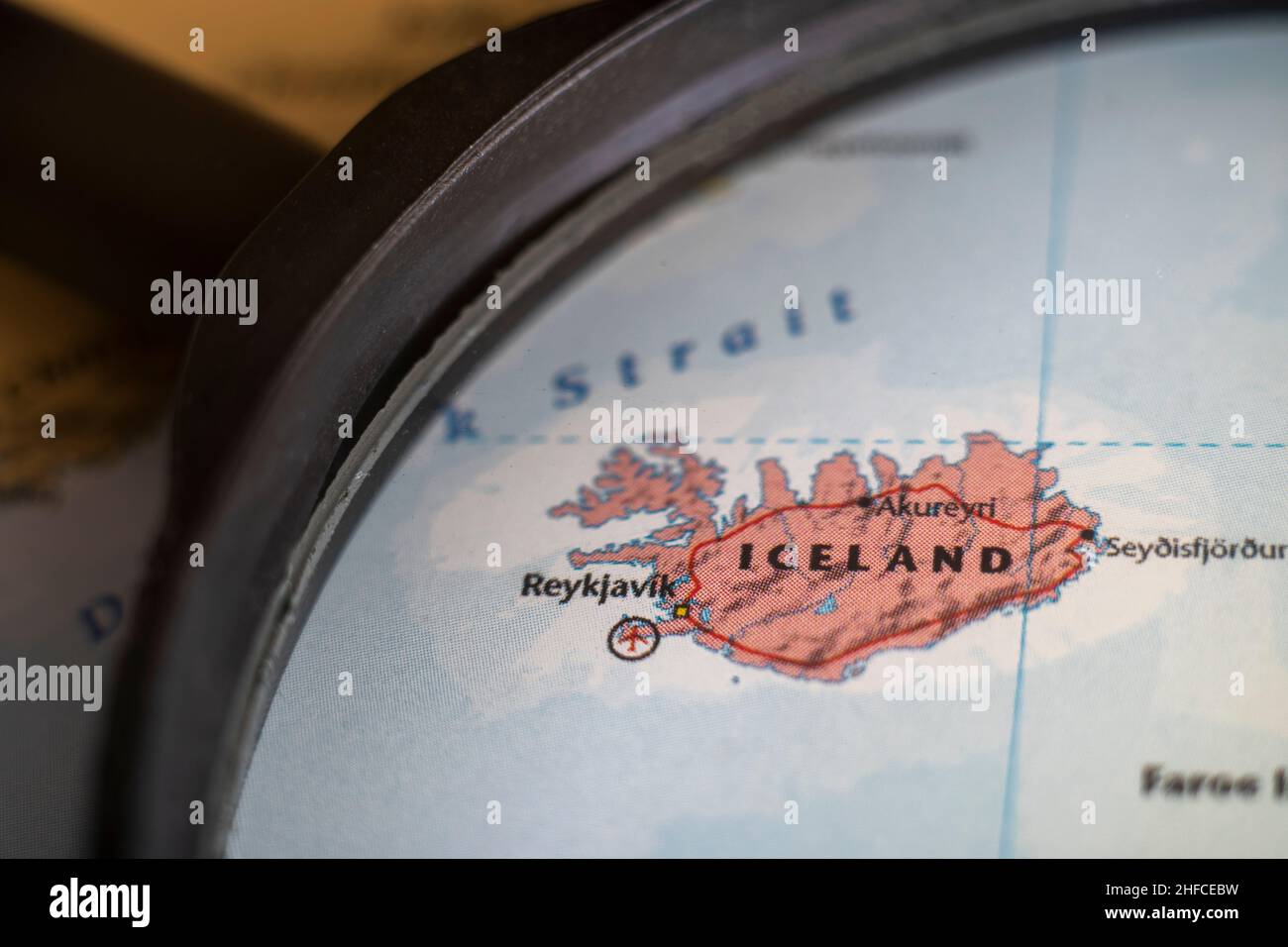 Island auf einer Weltkarte durch Lupe. Island Reise Ziel Planung fixiert Stockfoto