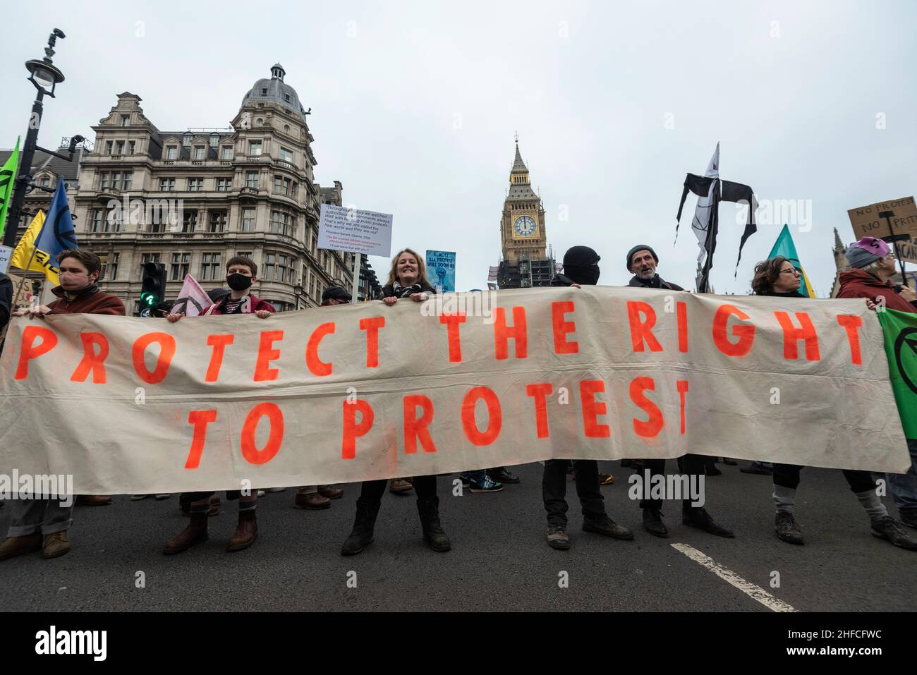 London, Großbritannien. 15. Januar 2022. Menschen auf dem Parliament Square während eines Protestes zum Töten des Gesetzentwurfs im Zentrum von London. Die Proteste wurden von dem Gesetz über Polizei, Kriminalität, Verurteilung und Gerichte angeregt, das vorschlägt, der Polizei in England und Wales mehr Macht zu geben, Bedingungen für gewaltfreie Proteste aufzuerlegen, einschließlich solcher, die als zu laut oder belästigend angesehen werden. Kredit: Stephen Chung / Alamy Live Nachrichten Stockfoto