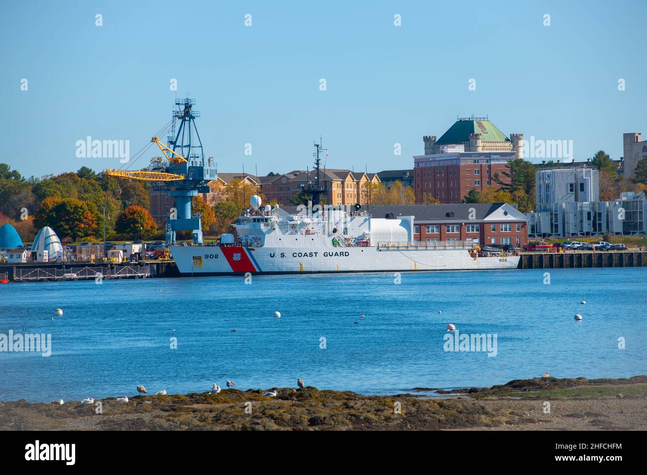 USCGC Tahoma (WMEC-908) ist ein mittelausdauernder Schneider der US-Küstenwache mit Sitz in Portsmouth Naval Shipyard, Kittery, Maine ME, USA. Stockfoto