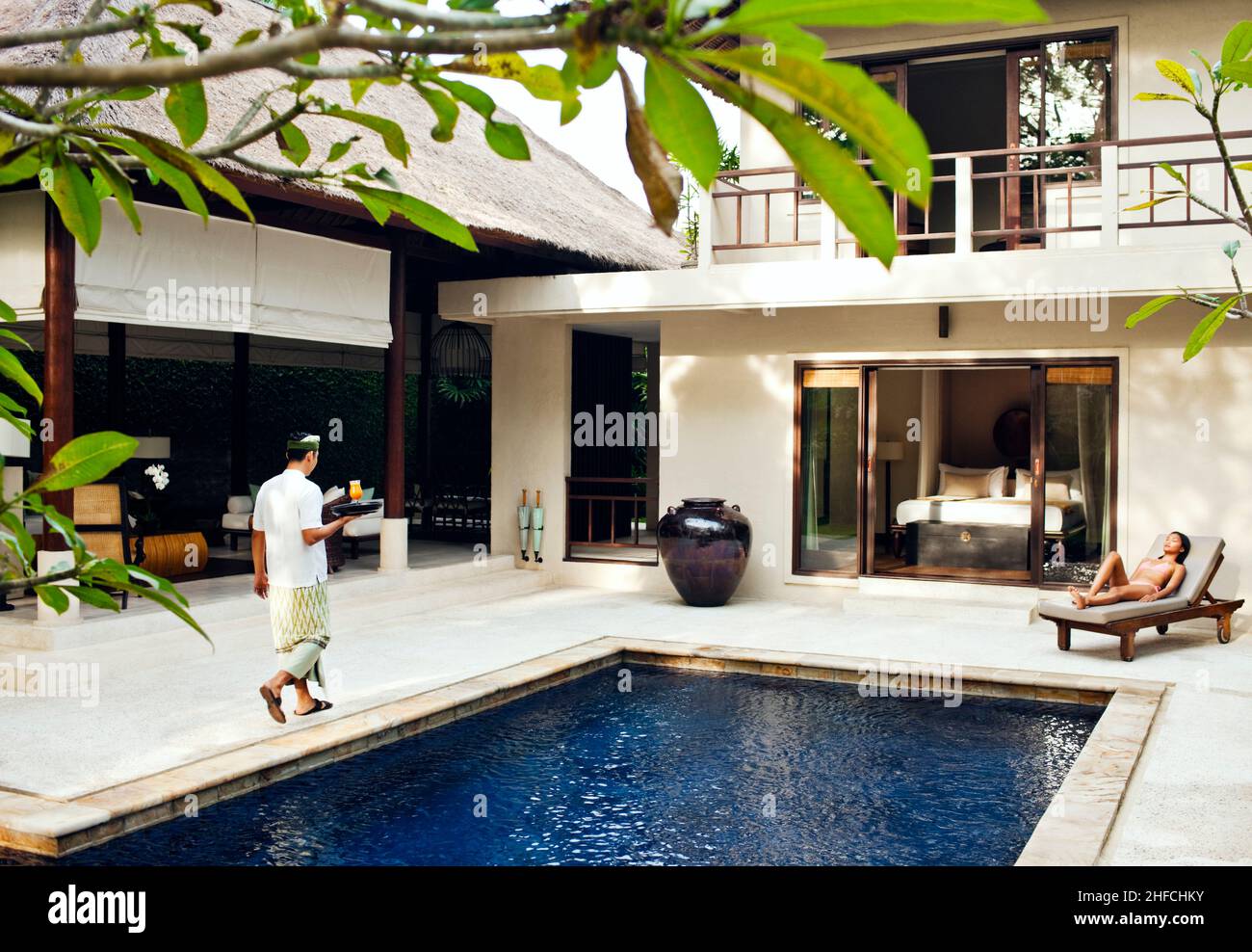 Frau, die sich am Pool in der privaten Kempli Pool Villa, Kayumanis gangsa, Bali, Indonesien, entspannt. Stockfoto