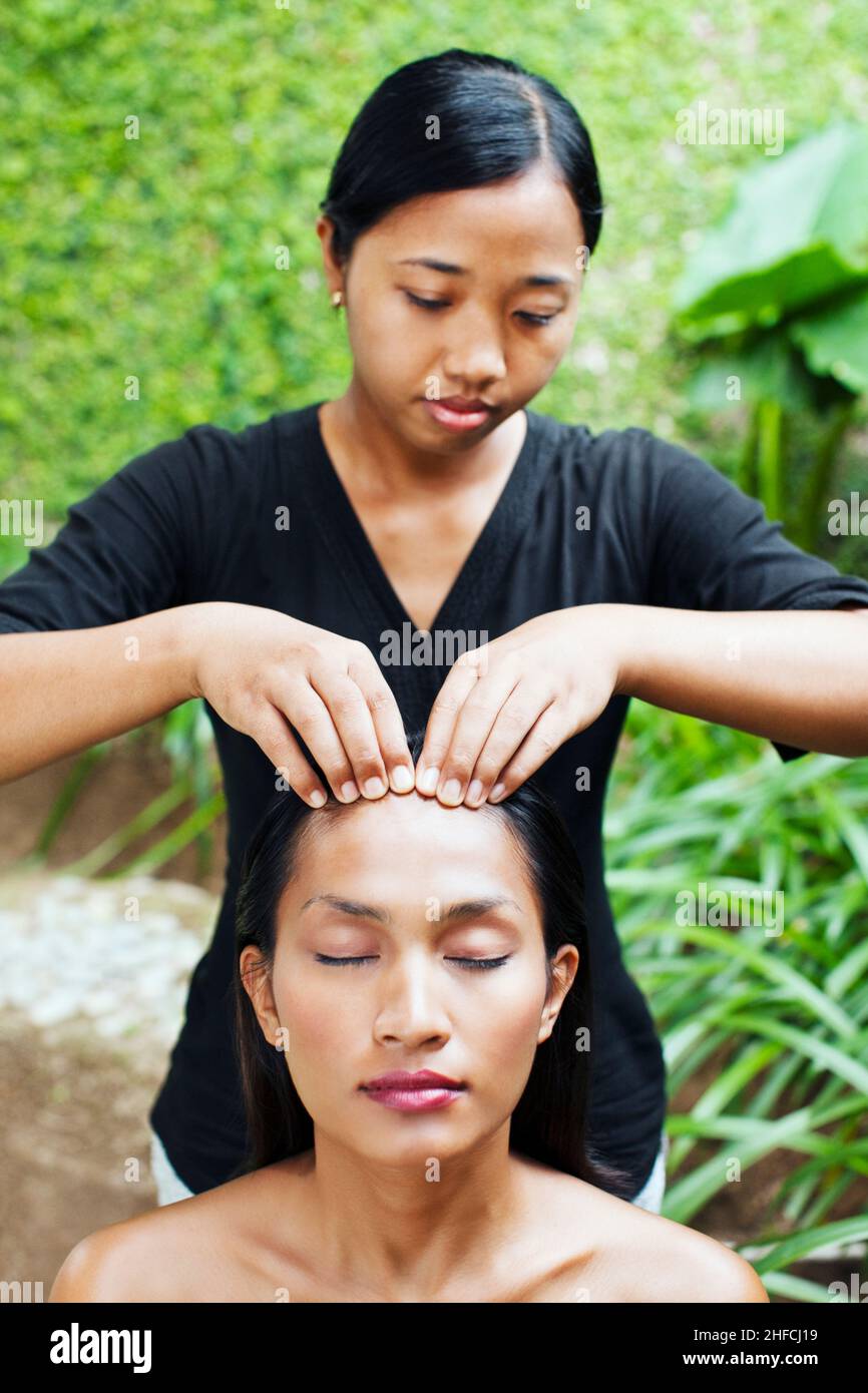 Frau, die eine Kopfmassage im Rebab Spa, Kayumanis gangsa, Bali, Indonesien, erhält. Stockfoto