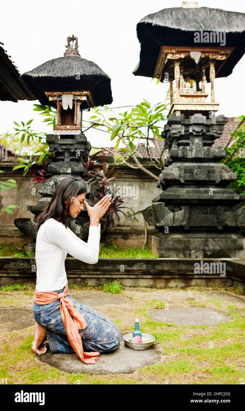 Junge Balinesin, die im Tempel, Bali, Indonesien, betet. Stockfoto