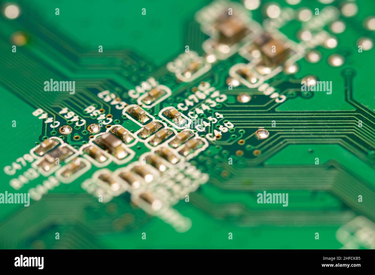Viele kleine elektronische Bauteile löten auf grüne Leiterplatte (PCB). Stockfoto