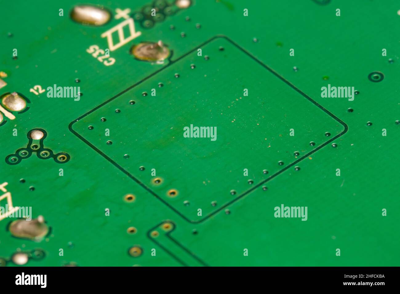 Fehlende elektronische Komponenten auf grüner Leiterplatte (PCB). Stockfoto