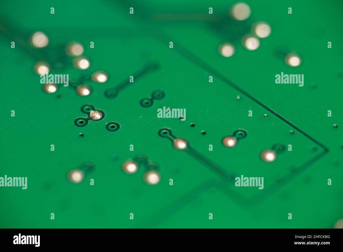 Fehlende elektronische Komponenten auf grüner Leiterplatte (PCB). Stockfoto