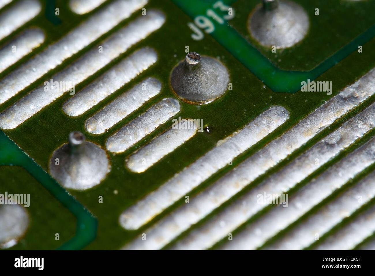 Ungewöhnliche Lötstellen auf der Leiterplatte. Stockfoto