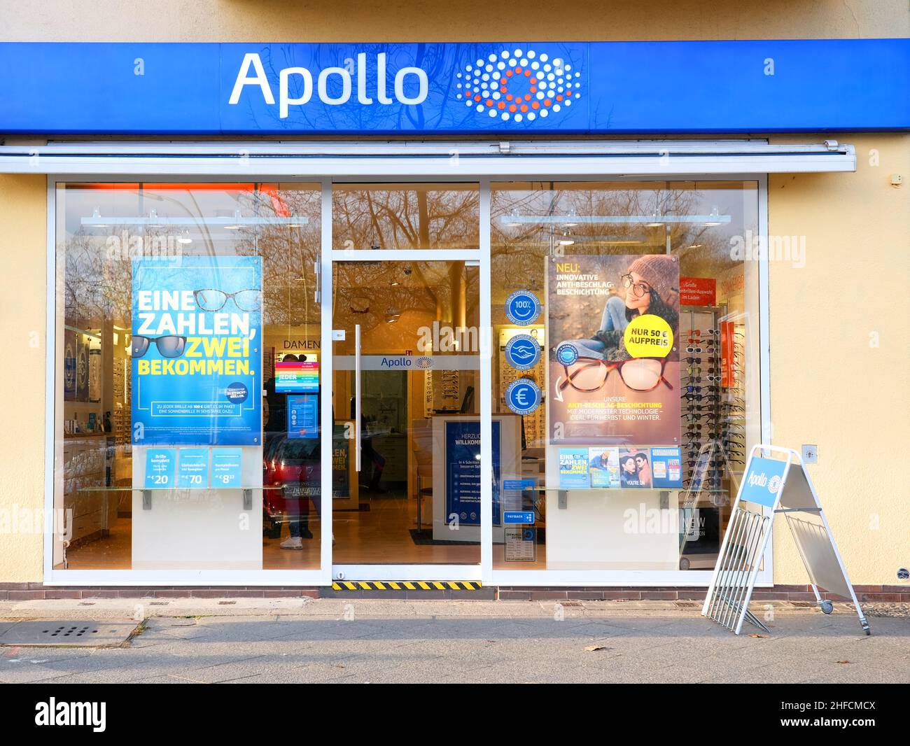 Berlin, 22. Dezember 2021, Niederlassung von Apollo-Optik in Kreuzberg am Bluecherplatz Stockfoto
