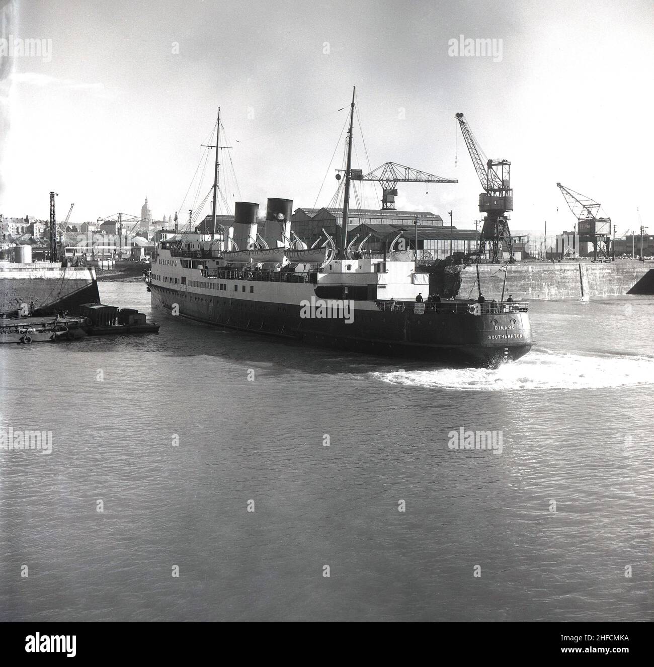 1950s, historisch, in den Hafen von Calais, Frankreich, die Passagierfähre, Dinard, Southampton, Kommt in den Hafen. Das Dampfturbinenschiff TS Dinard wurde 1924 von William Denny & Bros aus Dunbarton für die Southern Railway Company, Southampton, England, Großbritannien, für die Strecke Southampton - St. Malo gebaut. WW2 diente sie sowohl in Dunkirk als auch in der Normandie. Nach dem Krieg wurde sie als Auto- und Passagierfähre umgebaut und zwischen Dover und Boulogne eingesetzt. Zu dieser Zeit wurden noch Autos auf Schiffe mit Kran beladen. Sie blieb bis 1958 im Dienst. Stockfoto