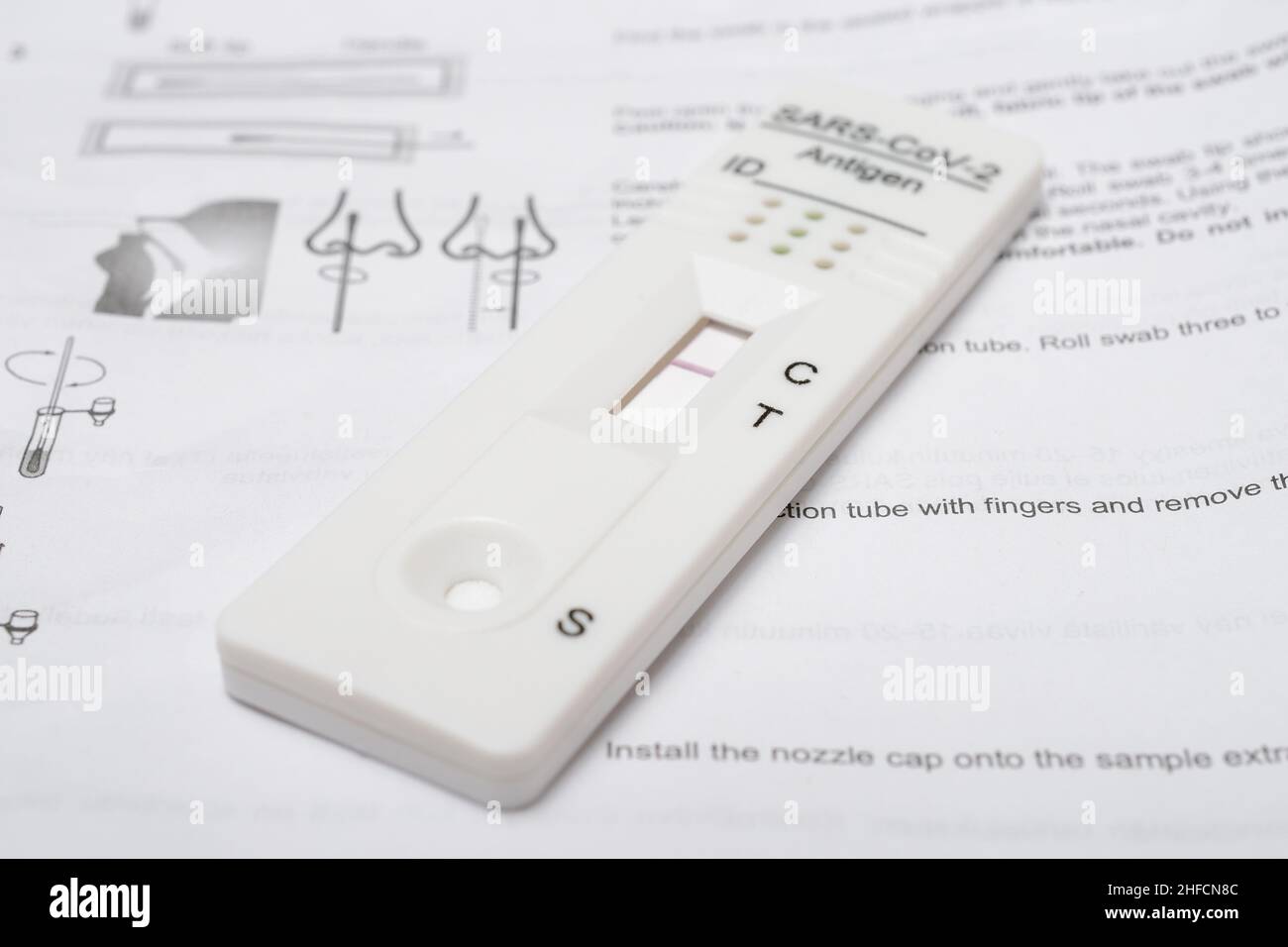 Negatives Ergebnis bei einem Schnelltest auf Coronavirus und manuell Stockfoto