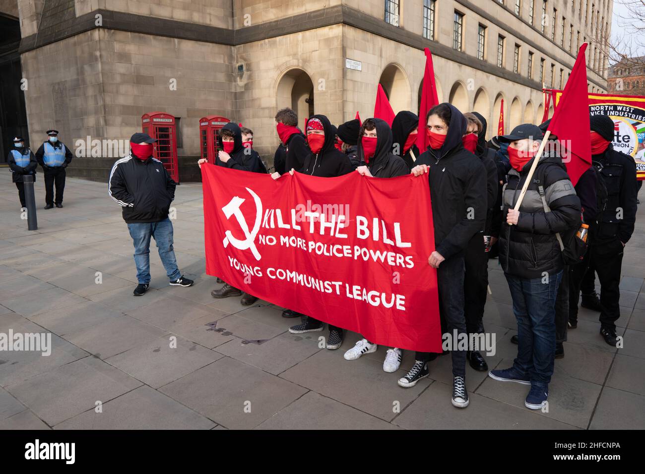 Regierungsfeindliche Demonstranten im Stadtzentrum von Manchester, einschließlich der Demonstranten von Kill the Bill. Im ganzen Land finden am Samstag, dem 15th. Januar 2022, Proteste statt, bevor nächste Woche im Oberhaus über Anti-Protestmaßnahmen abgestimmt wird. In London, Bristol, Coventry, Newcastle, Liverpool, Sheffield, Plymouth – Demonstranten drängen Kollegen, gegen Änderungen des Gesetzes über Polizei, Kriminalität, Verurteilung und Gerichte zu stimmen, wenn es am Montag ins Haus zurückkehrt. Einige dieser Maßnahmen würden es der Polizei ermöglichen, gegen Proteste vorzugehen, die „ernsthafte Belästigung“ verursachen, und sie zu geben Stockfoto