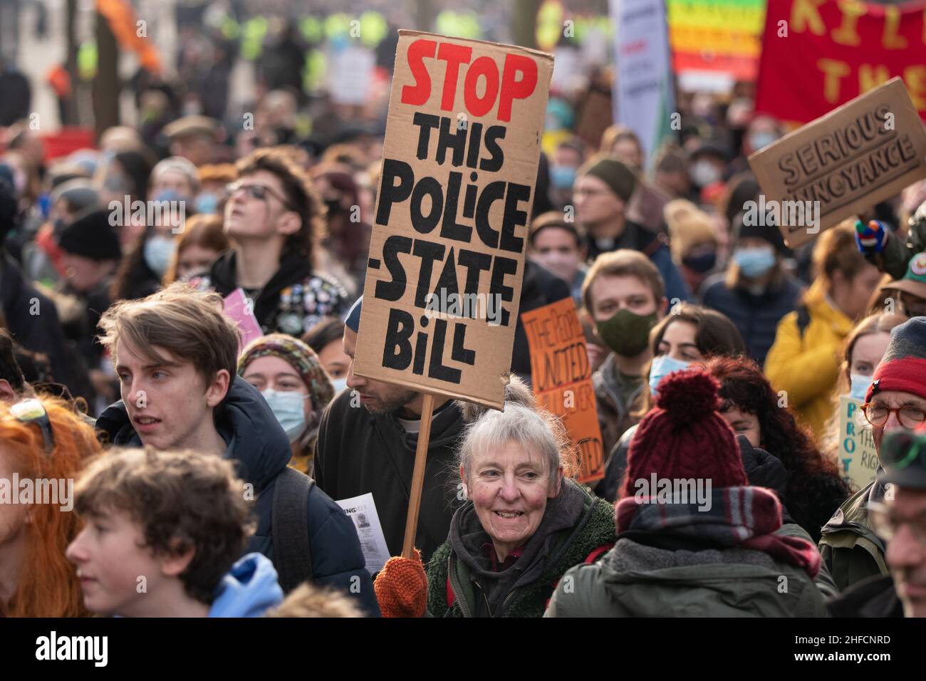 Regierungsfeindliche Demonstranten im Stadtzentrum von Manchester, einschließlich der Demonstranten von Kill the Bill. Im ganzen Land finden am Samstag, dem 15th. Januar 2022, Proteste statt, bevor nächste Woche im Oberhaus über Anti-Protestmaßnahmen abgestimmt wird. In London, Bristol, Coventry, Newcastle, Liverpool, Sheffield, Plymouth – Demonstranten drängen Kollegen, gegen Änderungen des Gesetzes über Polizei, Kriminalität, Verurteilung und Gerichte zu stimmen, wenn es am Montag ins Haus zurückkehrt. Einige dieser Maßnahmen würden es der Polizei ermöglichen, gegen Proteste vorzugehen, die „ernsthafte Belästigung“ verursachen, und sie zu geben Stockfoto