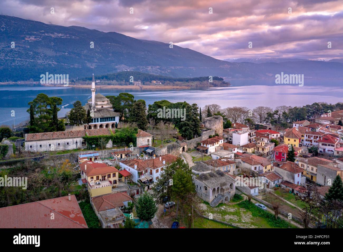 Luftaufnahme der Stadt Ioannina in Griechenland, Aslan Pasha Tzami, dem See mit der Insel Kyra Frosini oder nissaki. Stockfoto