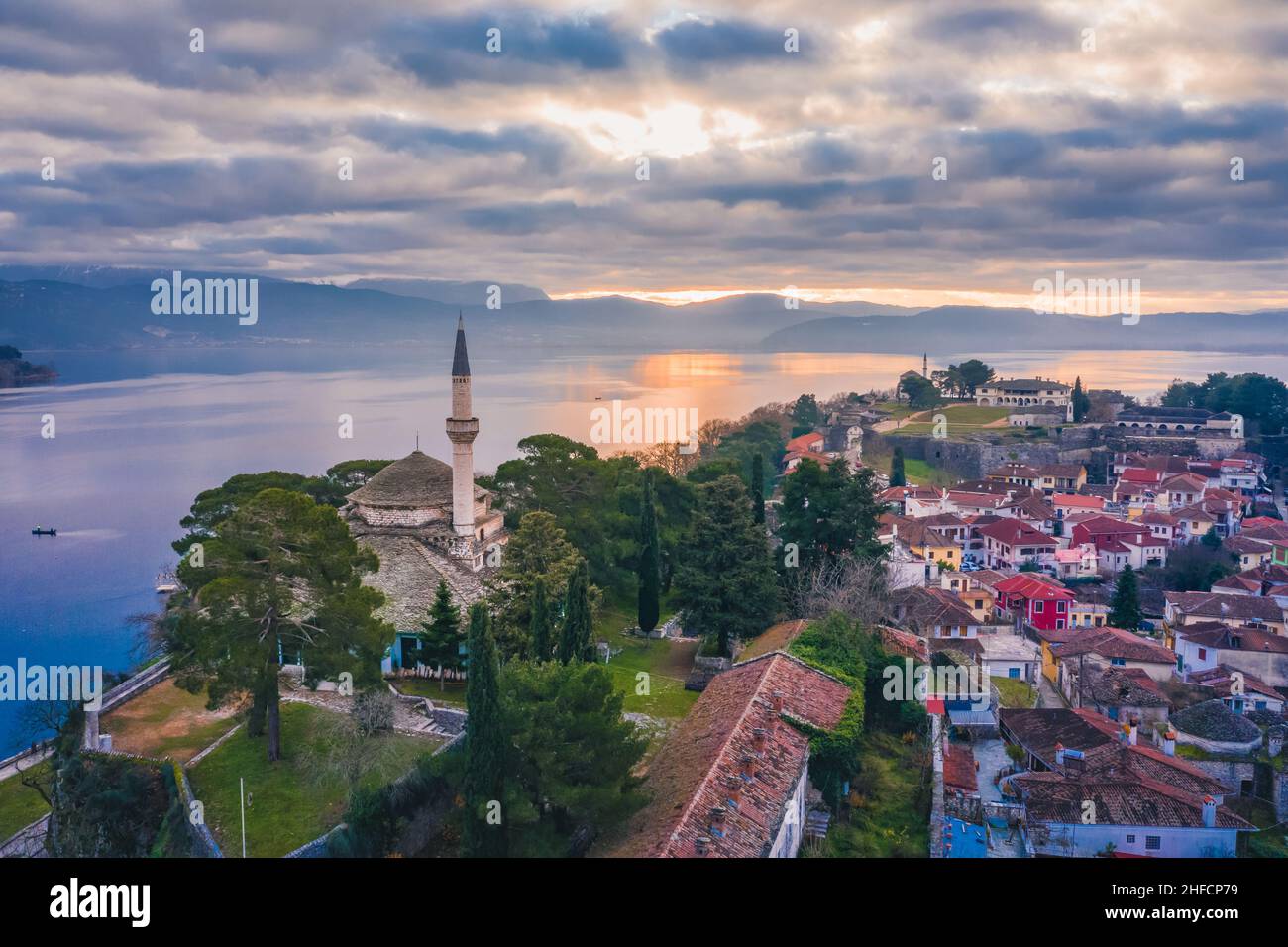 Luftaufnahme der Stadt Ioannina in Griechenland, Aslan Pasha Tzami, dem See mit der Insel Kyra Frosini oder nissaki. Stockfoto