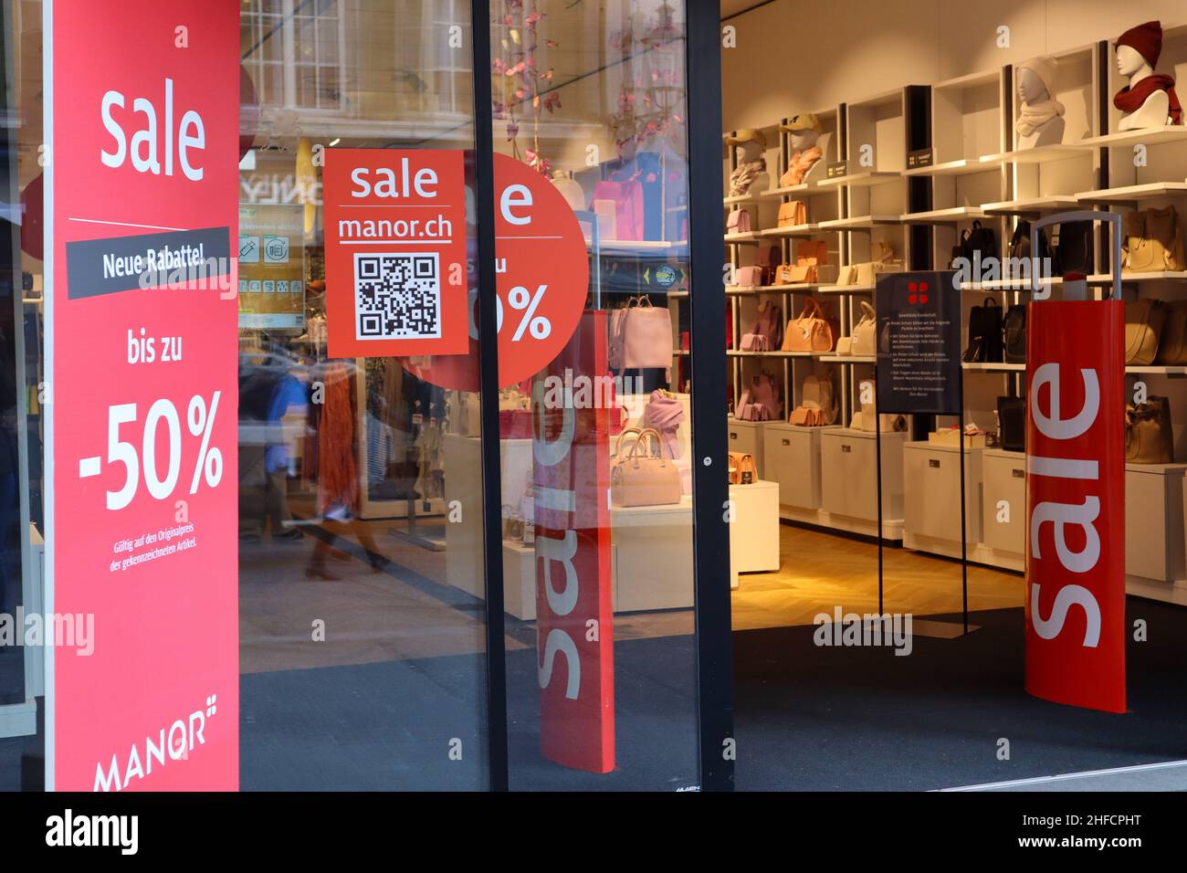 Solothurn, Schweiz, 15. Januar 2022: Verkaufsschilder am Eingang des Herrenhauses. Stockfoto