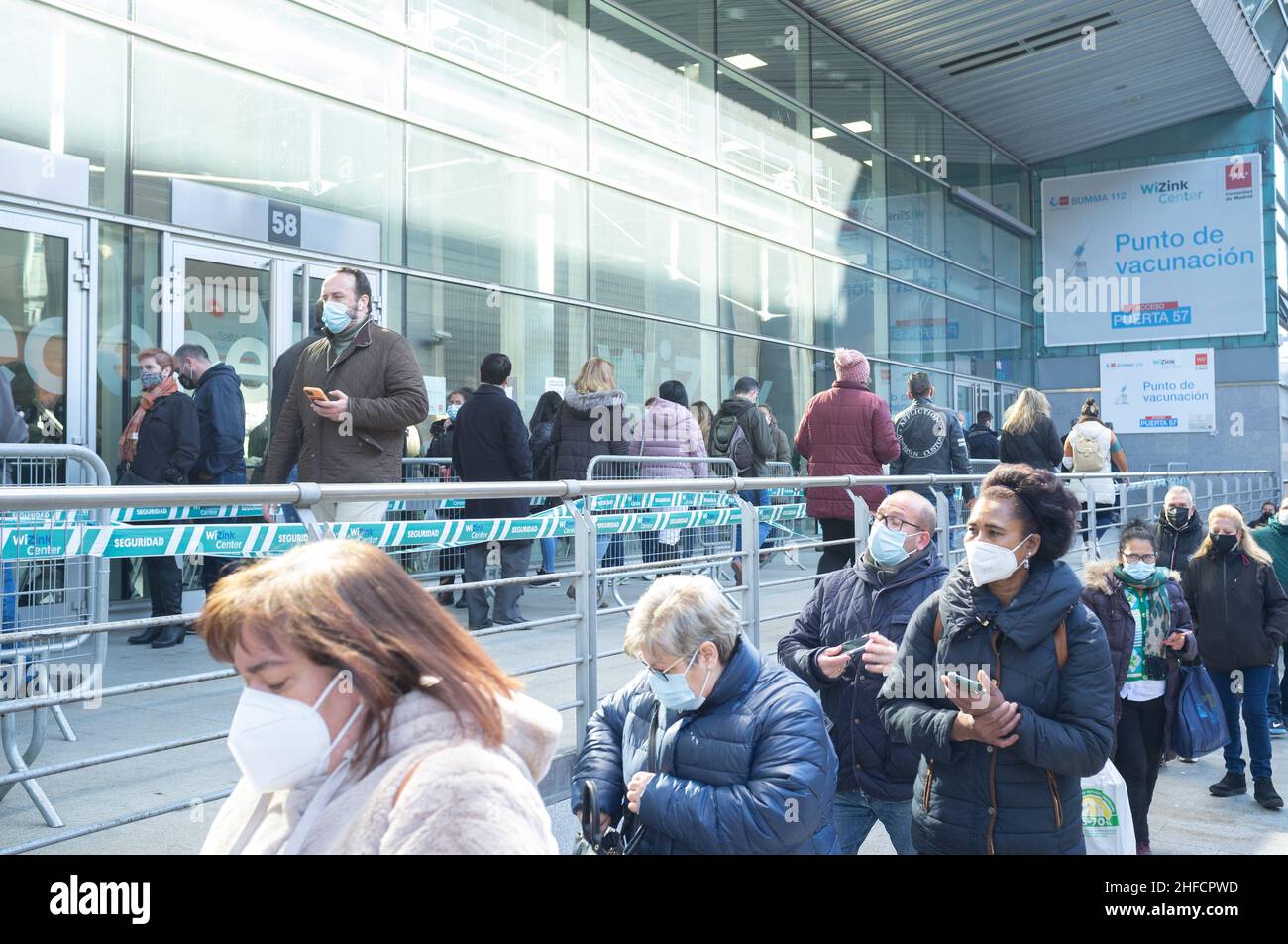 Madrid, Wizink Centre - Januar 15 2022: Bürger in der Schlange, um sich während der sechsten Welle gegen Kovid impfen zu lassen Stockfoto
