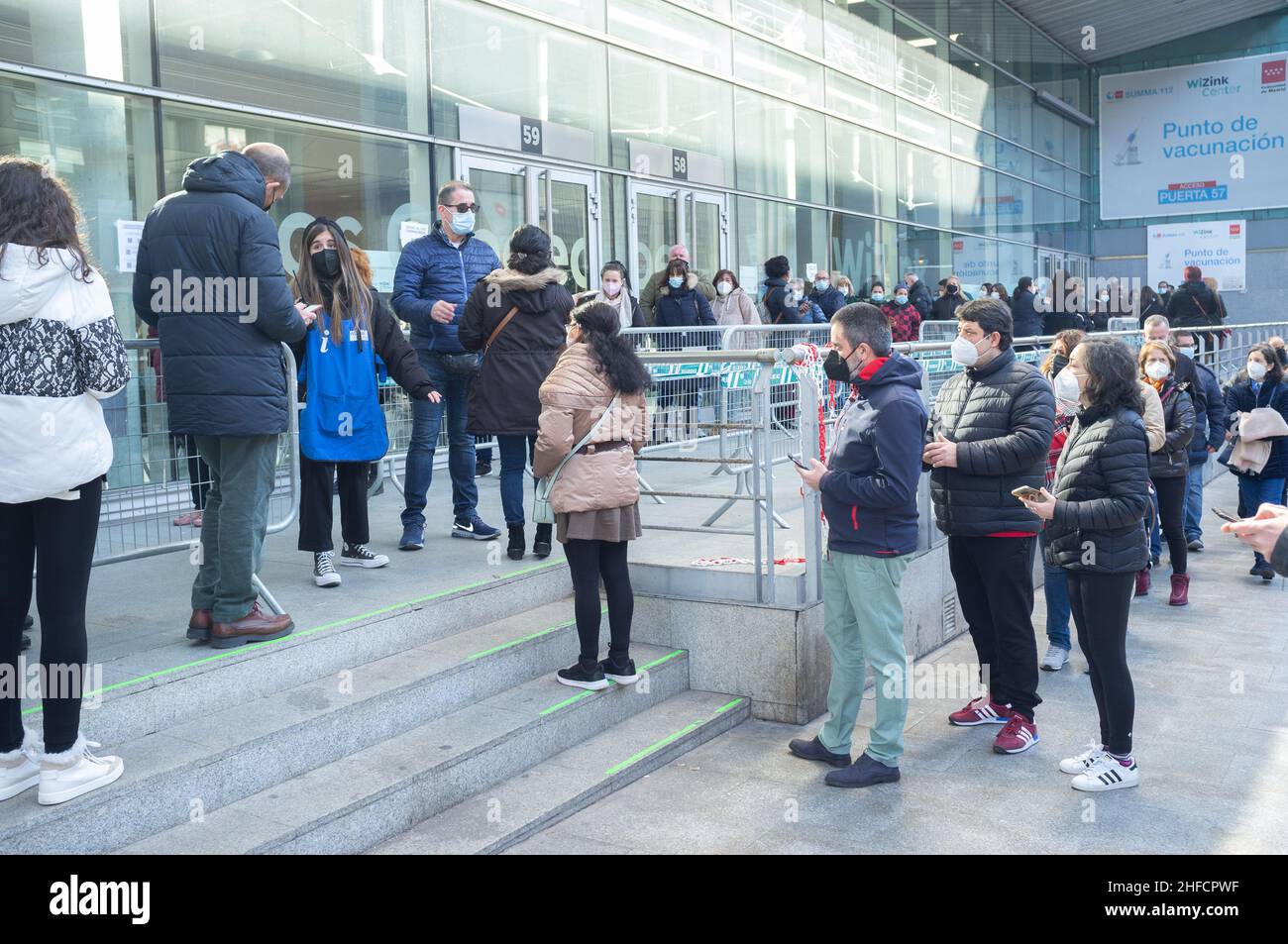 Madrid, Wizink Centre - Januar 15 2022: Bürger in der Schlange, um sich während der sechsten Welle gegen Kovid impfen zu lassen Stockfoto