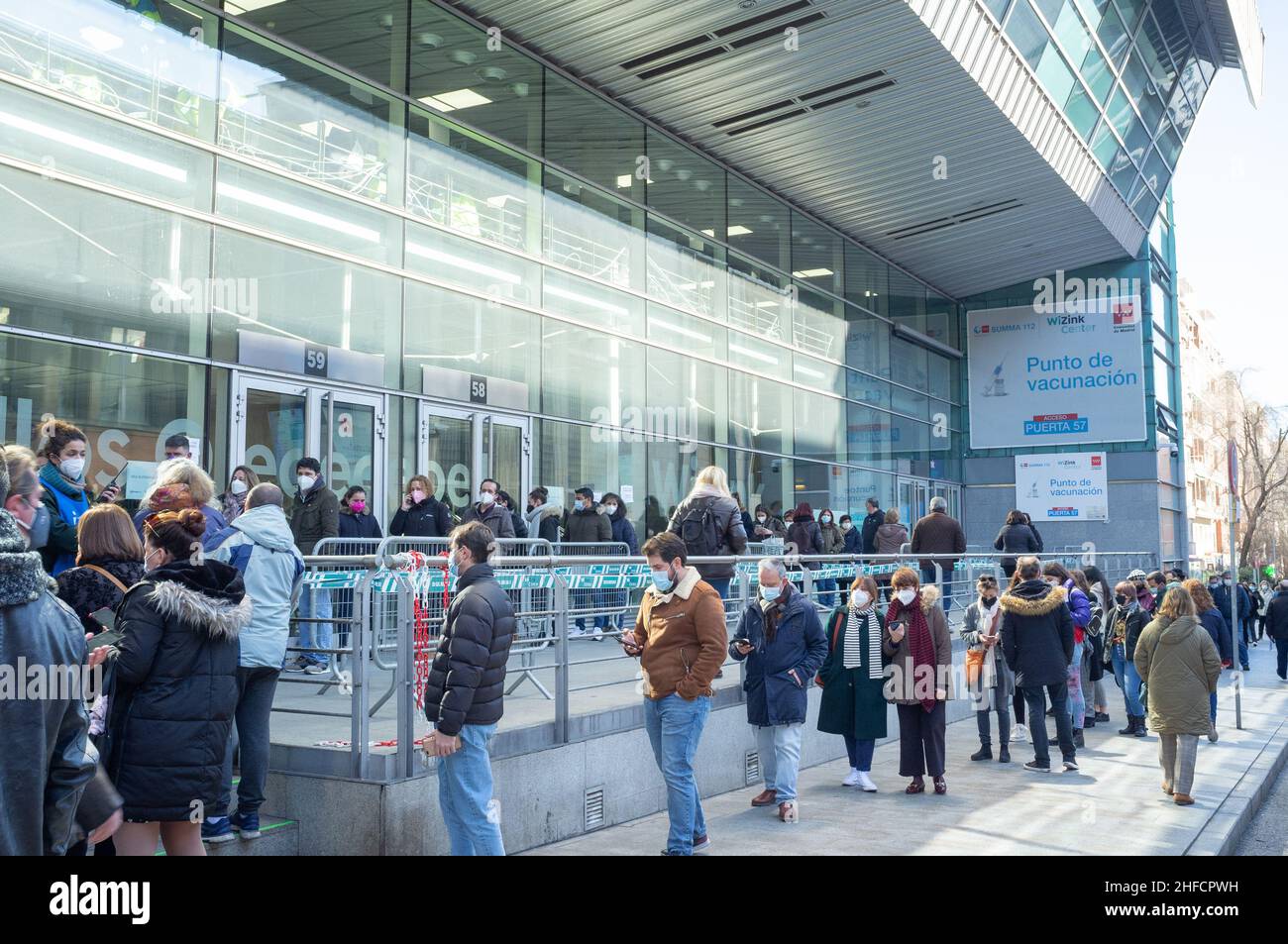 Madrid, Wizink Centre - Januar 15 2022: Bürger in der Schlange, um sich während der sechsten Welle gegen Kovid impfen zu lassen Stockfoto