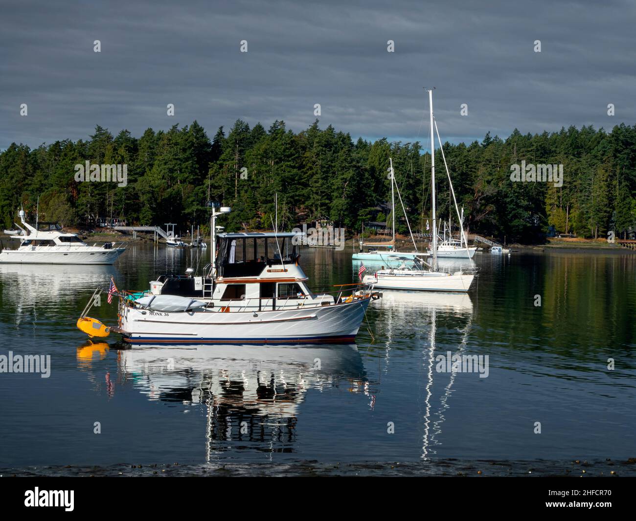 WA21130-00...WASHINGTON - Boote vor Anker in Garrison Bay, Teil des English Camp National Historical Park auf der Insel San Juan. Stockfoto