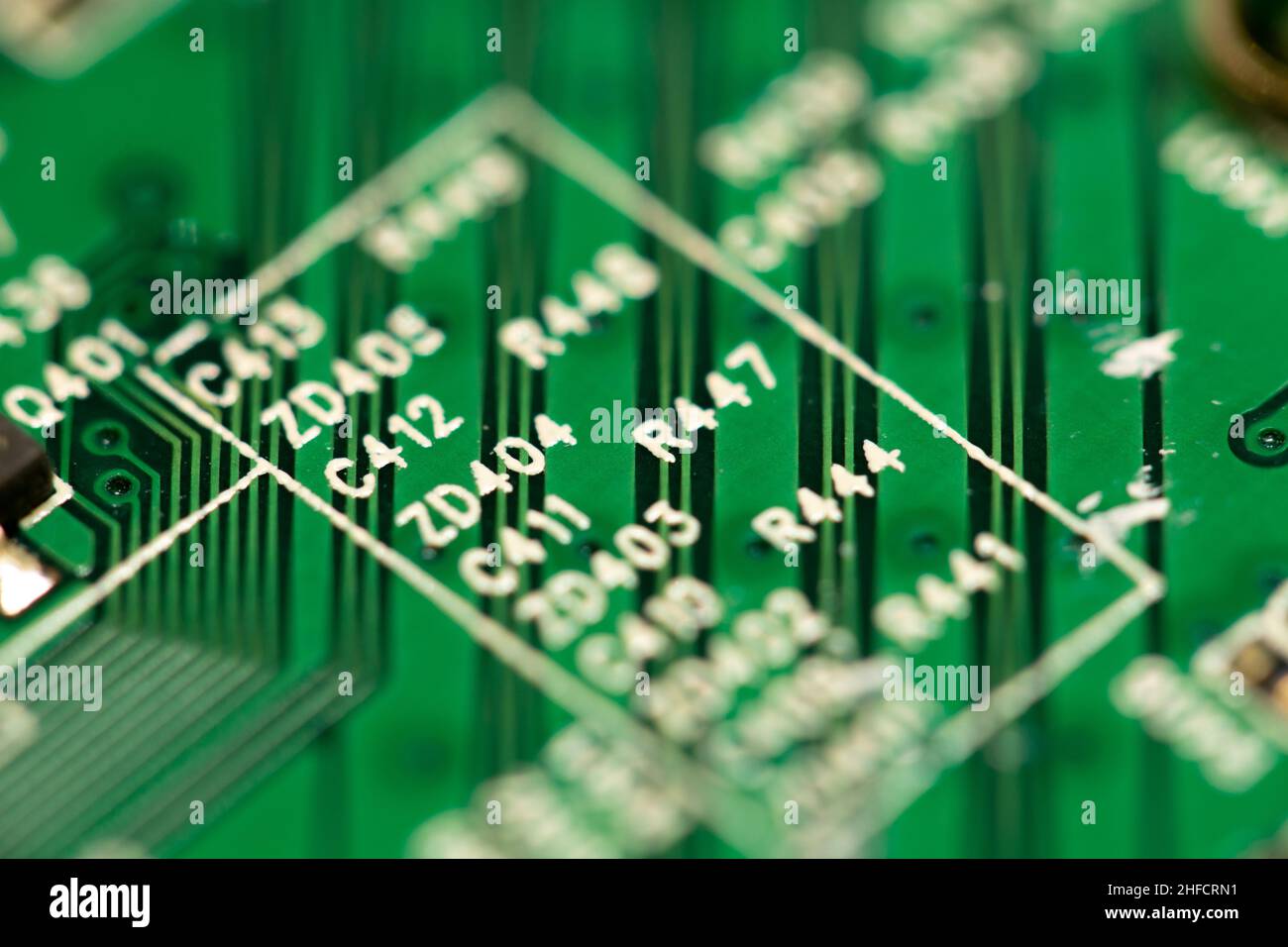 Elektronische Bauteilmarkierungen auf einer grünen Leiterplatte (PCB). Stockfoto