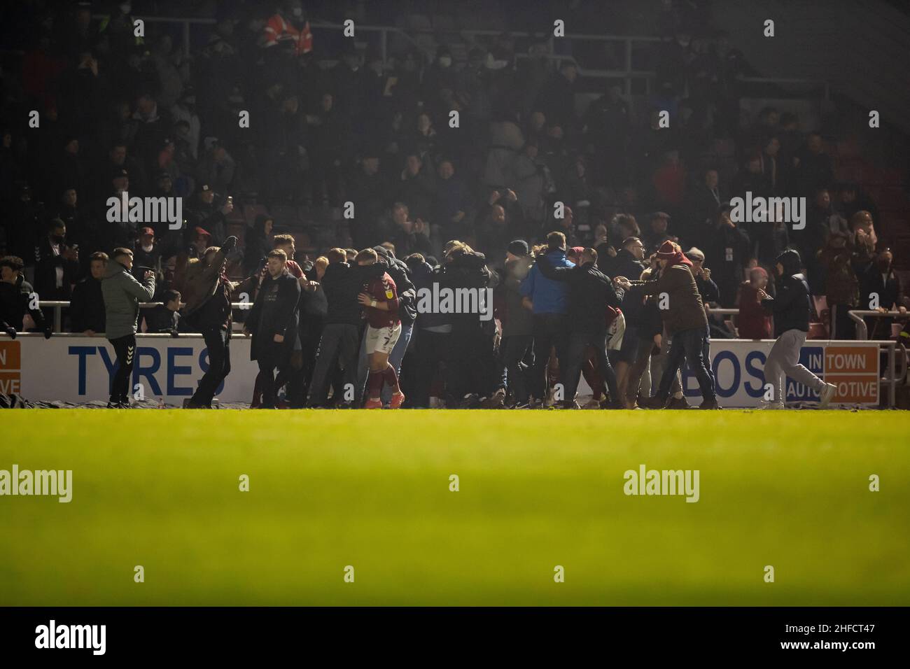 Fans erobern das Spielfeld, nachdem Mitch Pinnock von Northampton Town beim zweiten Spiel der Sky Bet League im Sixfields Stadium, Northampton, seinen Seitenausgleich erzielt hat. Bilddatum: Samstag, 15. Januar 2022. Stockfoto