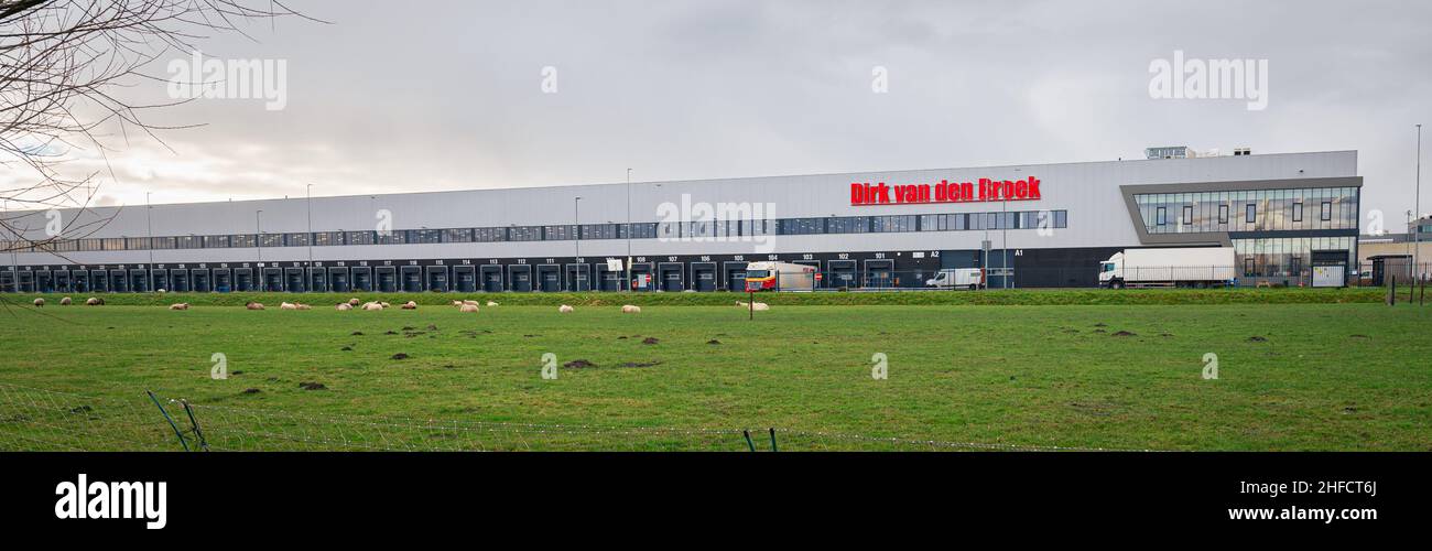 Panoramablick auf das riesige Distributionszentrum mit vielen Docks von Dirk van den Broek, einer niederländischen Supermarktkette. Stockfoto
