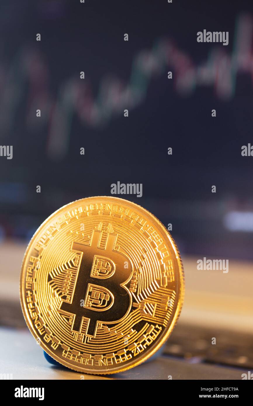Bitcoin- und Bitcoin-Diagramm. Kryptowährungshandel. Bitcoin-Grafik. Bitcoin-Mining. Finanzmanagement auf pc-Konzept. Geldhandel. Digitaler Handel. Stockfoto