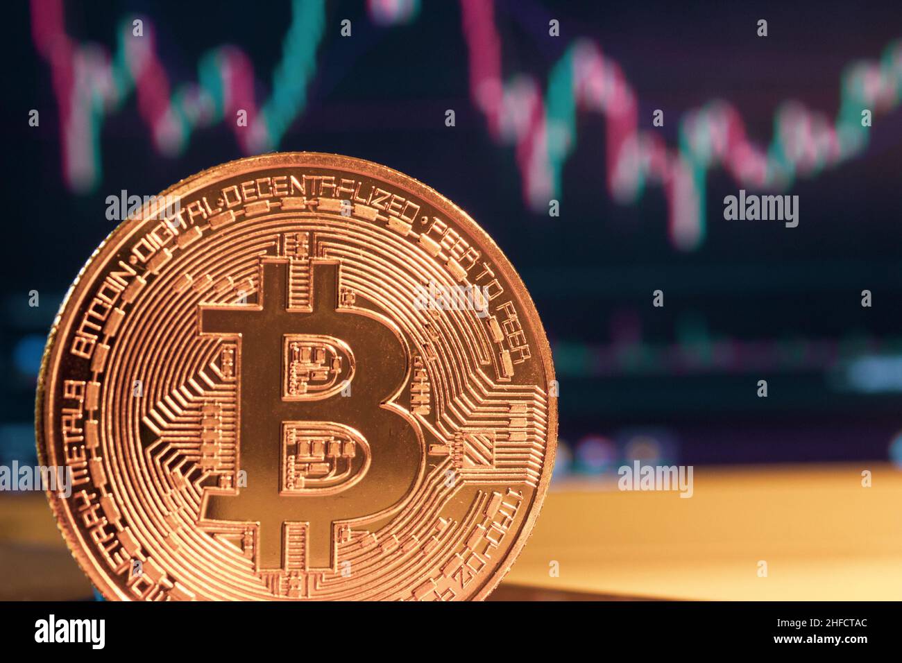 Bitcoin- und Bitcoin-Diagramm. Kryptowährungshandel. Bitcoin-Grafik. Bitcoin-Mining. Finanzmanagement auf pc-Konzept. Geldhandel. Digitaler Handel. Stockfoto