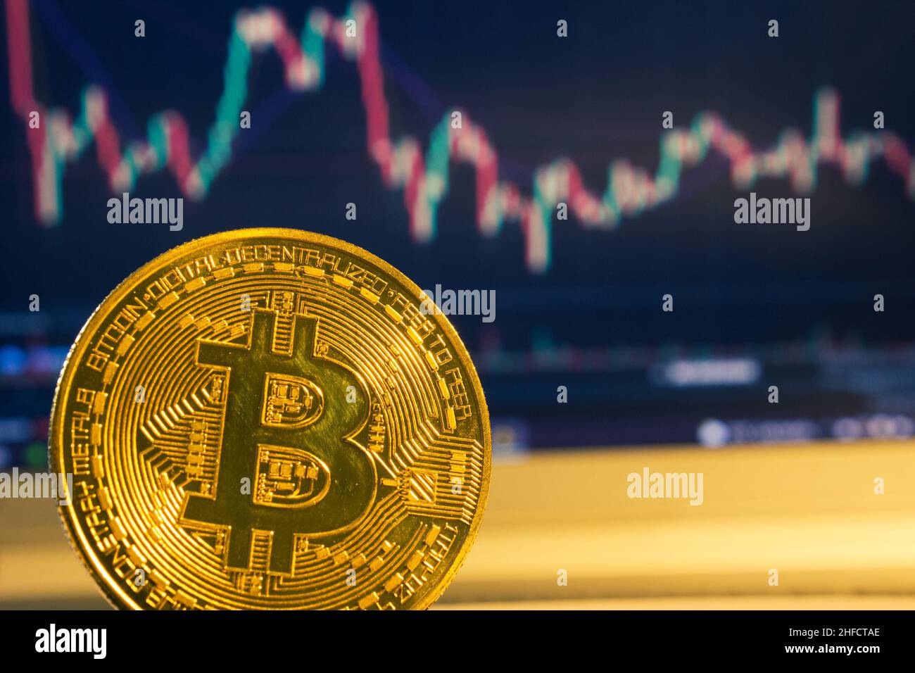 Bitcoin- und Bitcoin-Diagramm. Kryptowährungshandel. Bitcoin-Grafik. Bitcoin-Mining. Finanzmanagement auf pc-Konzept. Geldhandel. Digitaler Handel. Stockfoto