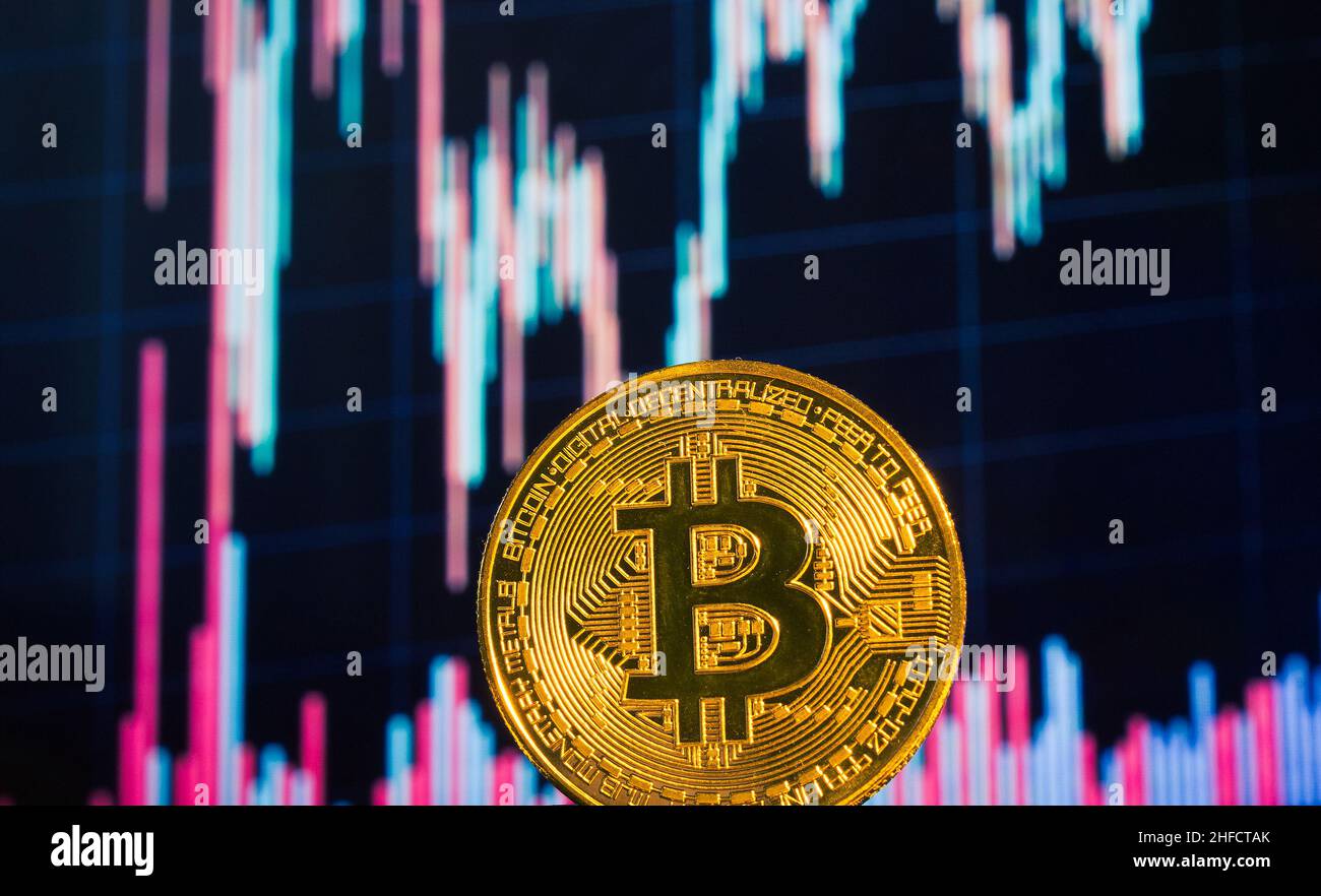 Bitcoin- und Bitcoin-Diagramm. Kryptowährungshandel. Bitcoin-Grafik. Bitcoin-Mining. Finanzmanagement auf pc-Konzept. Geldhandel. Digitaler Handel. Stockfoto